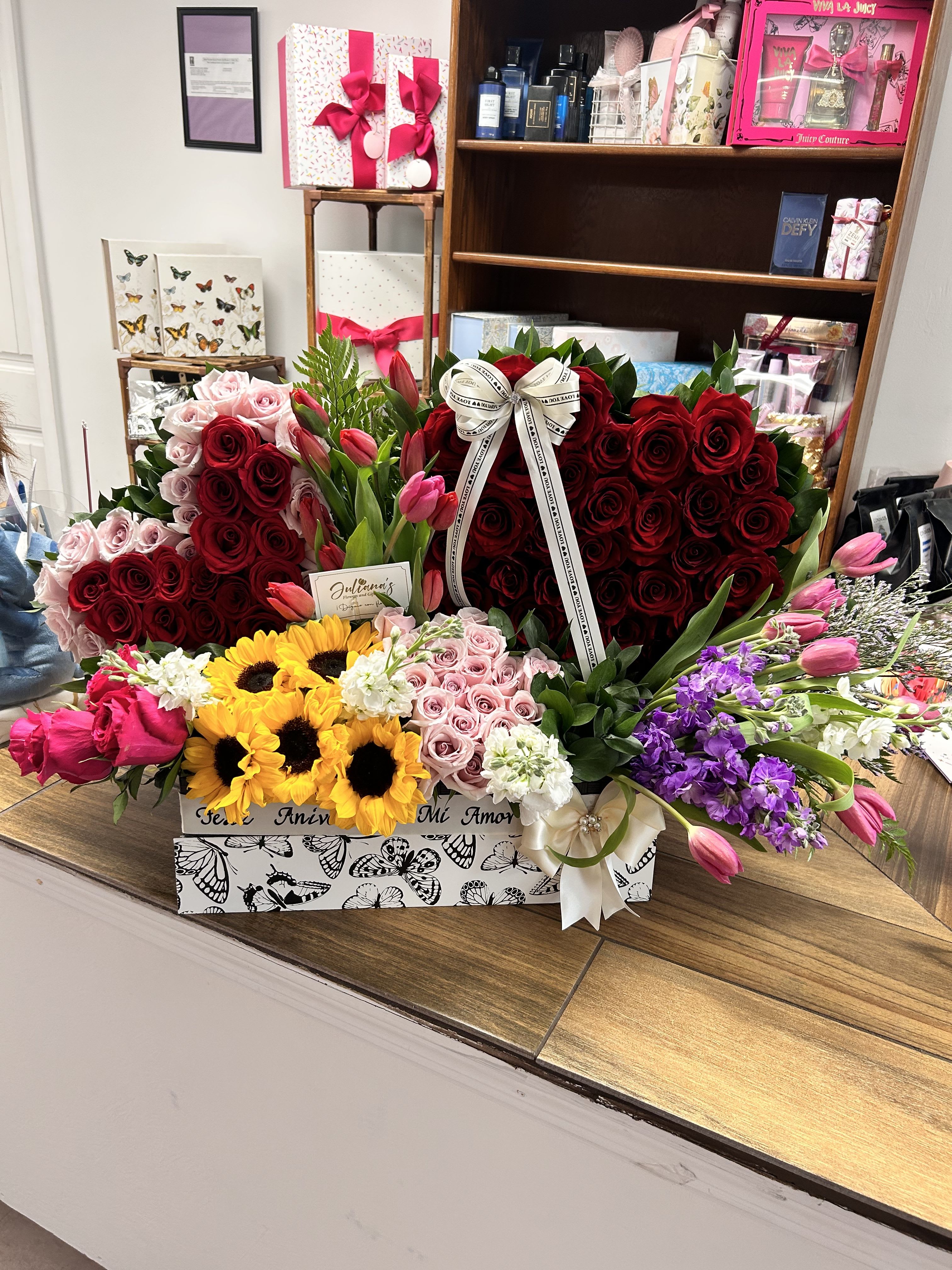  Large arrangement made with 2 hearts and assorted flowers - Large arrangement made with 2 hearts and assorted flowers, it is available in colors and flowers of the customer's choice.  Arreglo grande elaborado con 2 corazónes y flores variadas, está disponible en colores y flores a elección del cliente. 