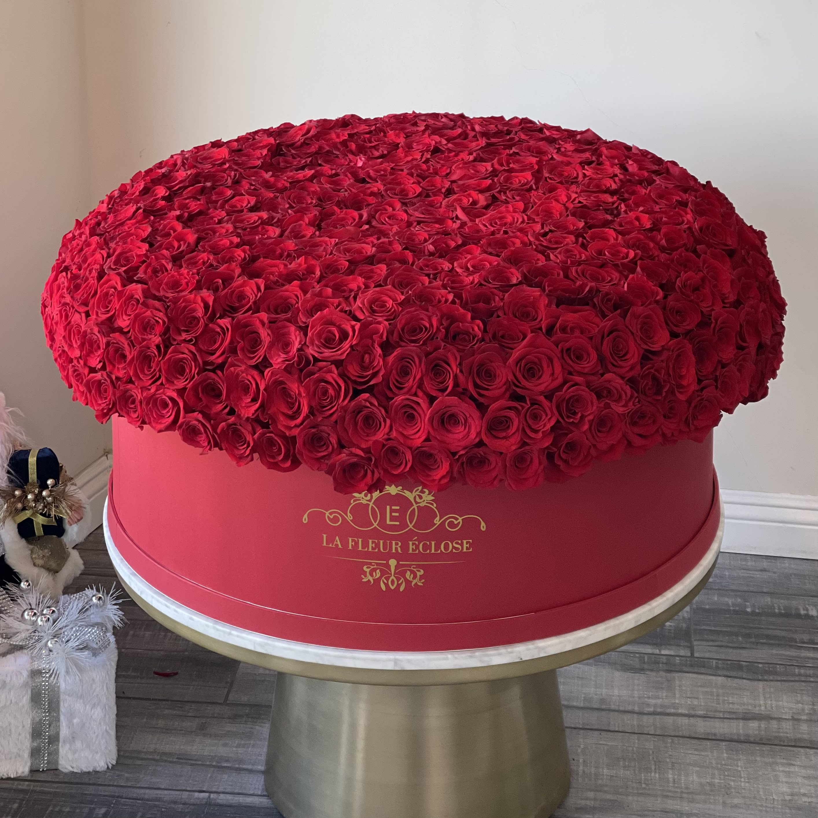 Red paradise V  - 500 fresh, red roses on our red signature box 