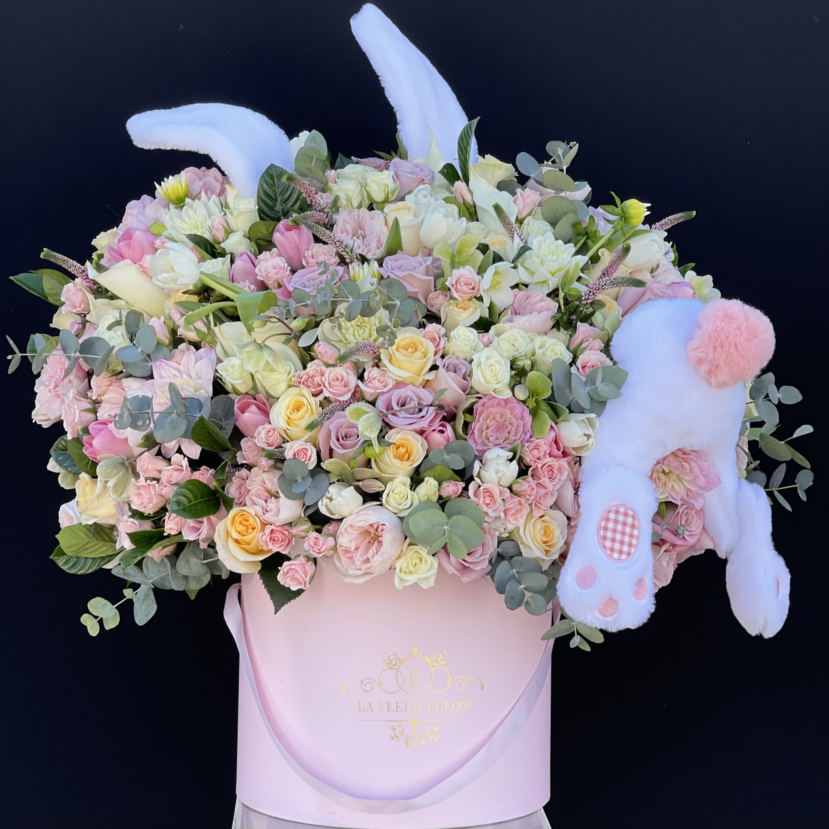 Box bunny V - Mix of flowers in our pink velvet box with the bunny on the top