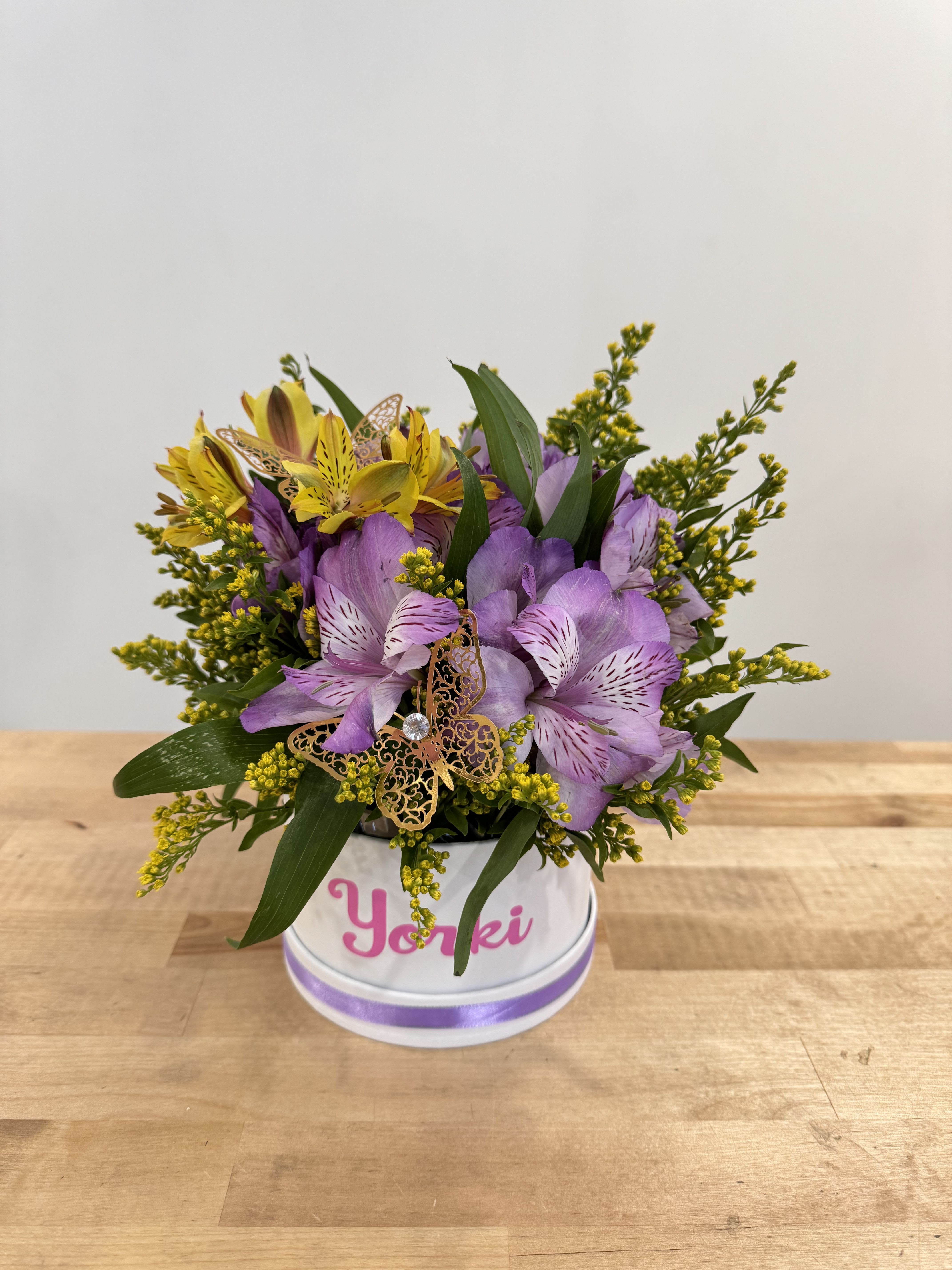 Mujer - This beautiful mix of color of these alstromeria purple and yellow a touch of green with solidago fillers. Also if you want to make it more special we can personalized a clear ballon with a message or name you desire!