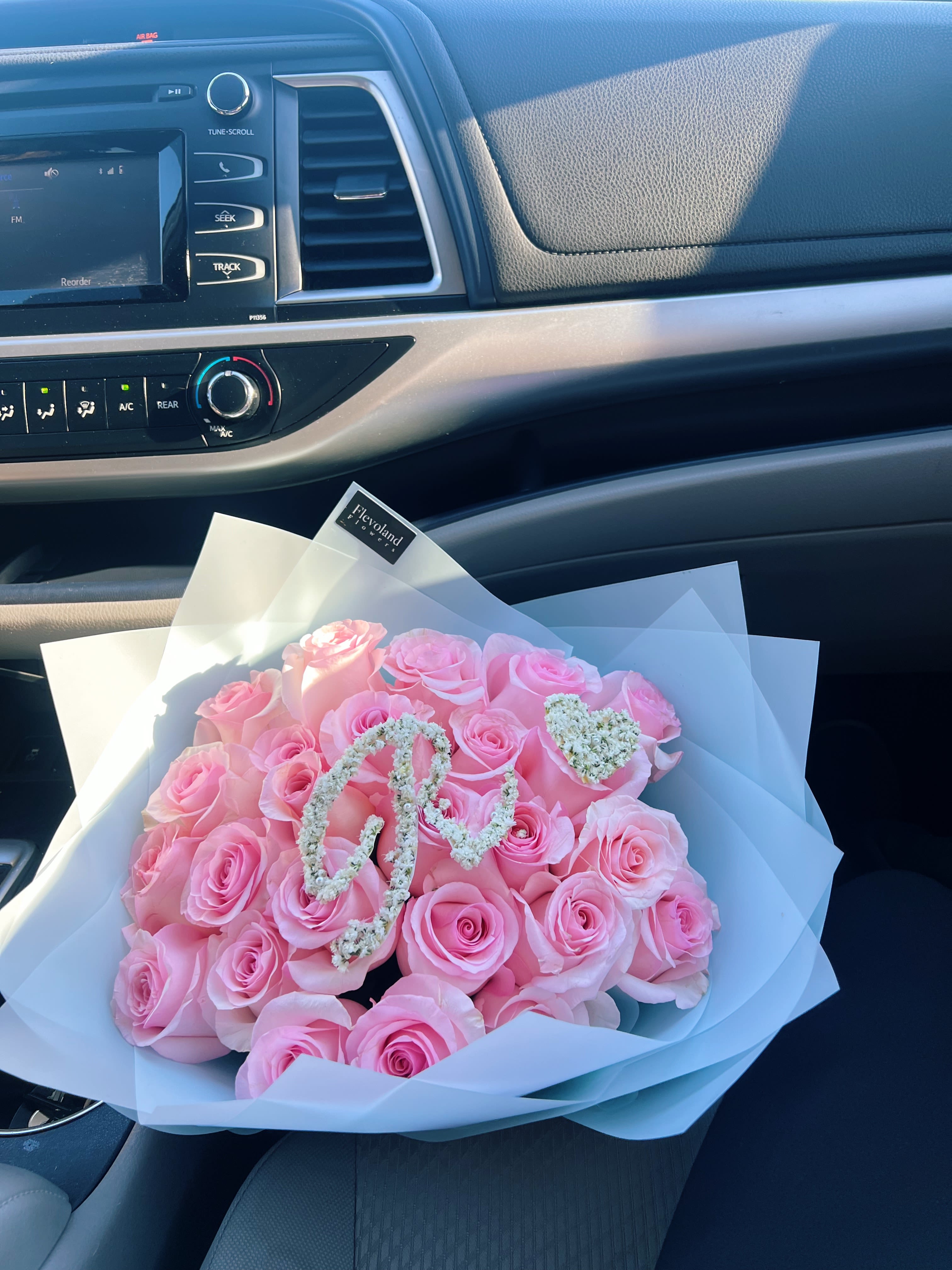 Pink Roses with a Baby’s Breath Letter  - A stunning arrangement of pink roses, symbolizing sweetness and admiration. Paired with a letter covered in Baby’s Breath (Gypsophila), this design adds a unique and special touch, perfect for highlighting a meaningful initial.  Ideal for expressing affection, admiration, or simply surprising someone with a gesture full of beauty and elegance.  Customize with the initial of your choice. Guaranteed freshness and quality. A sophisticated and memorable gift.