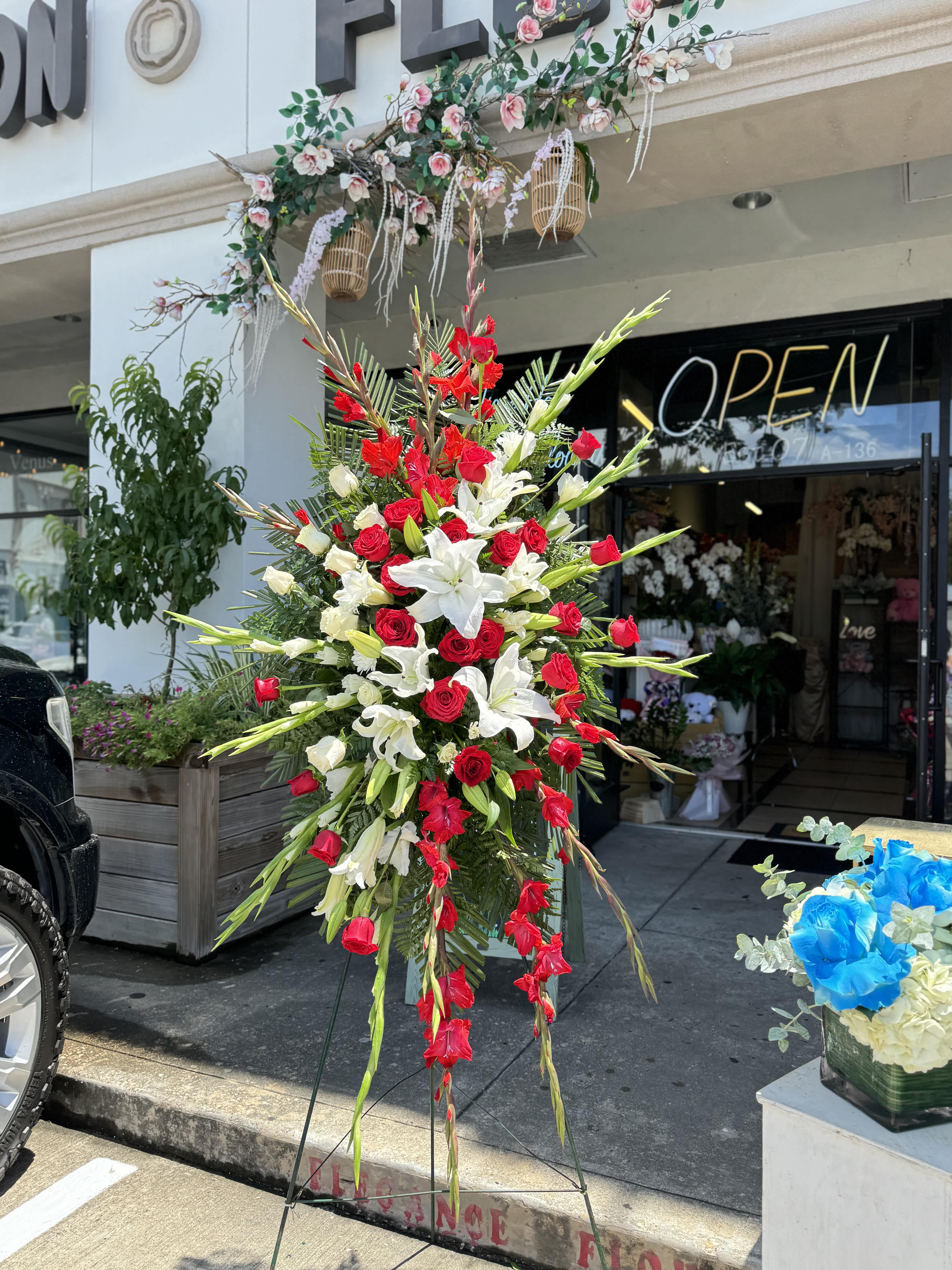 Easel #10 Online Easel #10 Online - A standings flower arrangement for a funeral service is a heartfelt tribute designed to honor and celebrate the life of the deceased. These arrangements are typically displayed on an easel or stand, making them highly visible and a central part of the memorial decor.