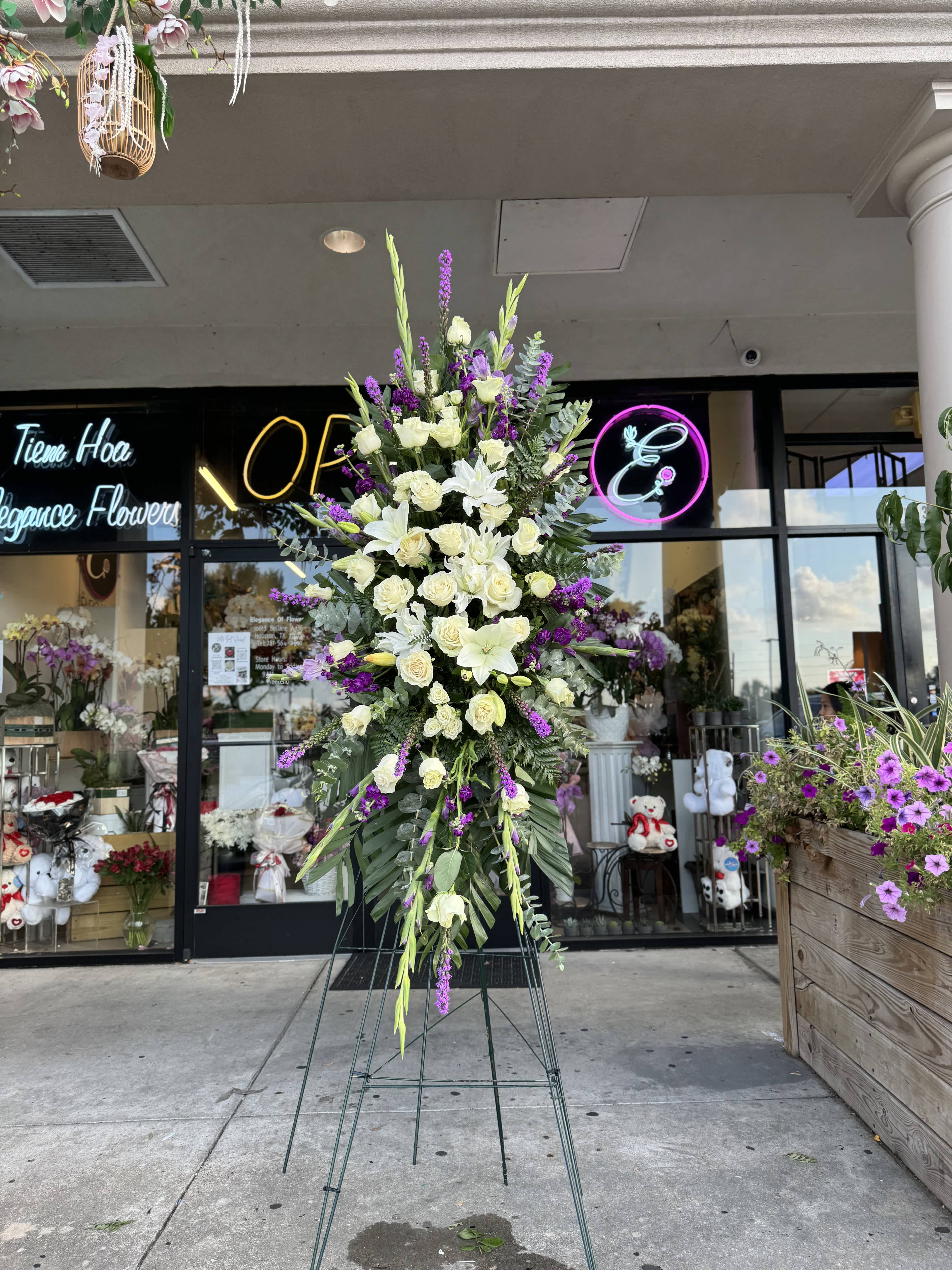 Easel #16 Online Easel #16 Online - A standings flower arrangement for a funeral service is a heartfelt tribute designed to honor and celebrate the life of the deceased. These arrangements are typically displayed on an easel or stand, making them highly visible and a central part of the memorial decor.