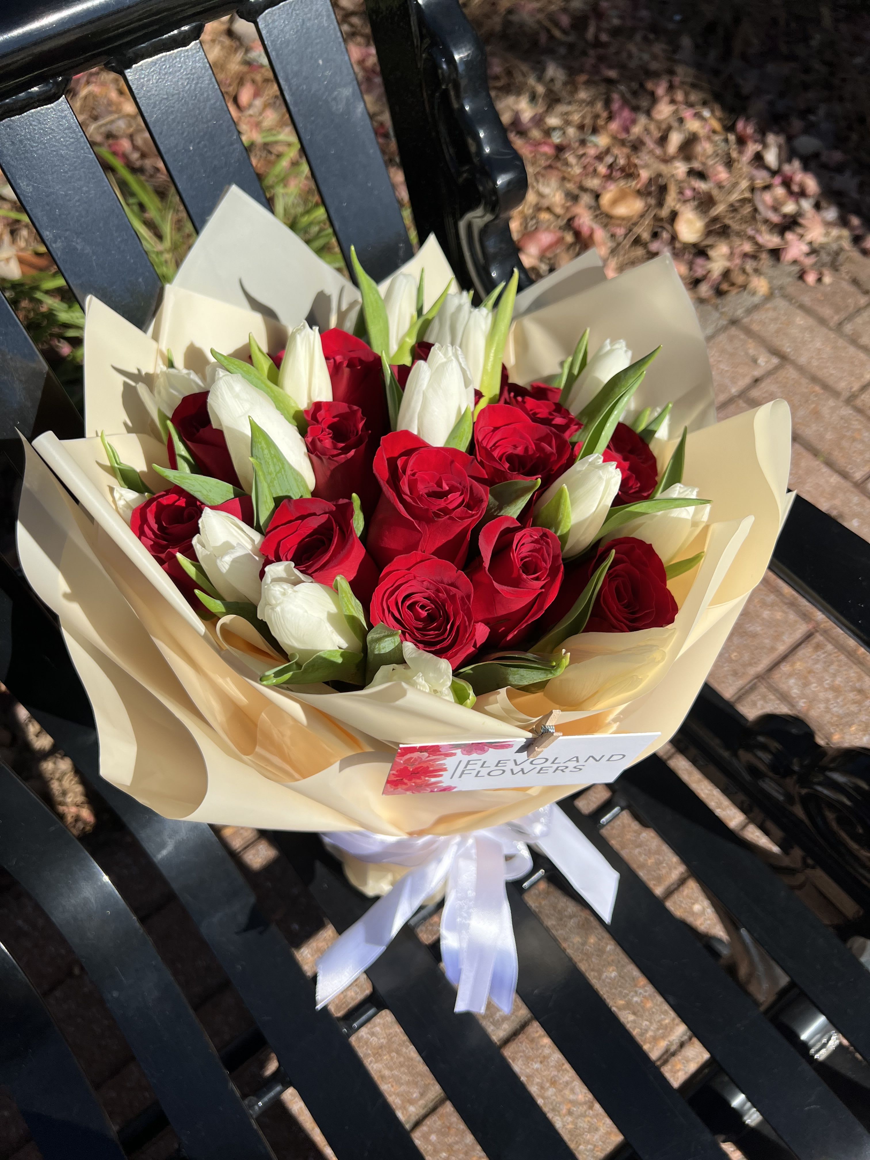 Roses &amp; tulips + Passion and Purity - The intensity of red roses blends with the delicacy of white tulips in a perfect combination of love and purity. An elegant contrast that conveys deep emotions with a touch of distinction. Ideal for surprising someone and leaving a lasting impression.