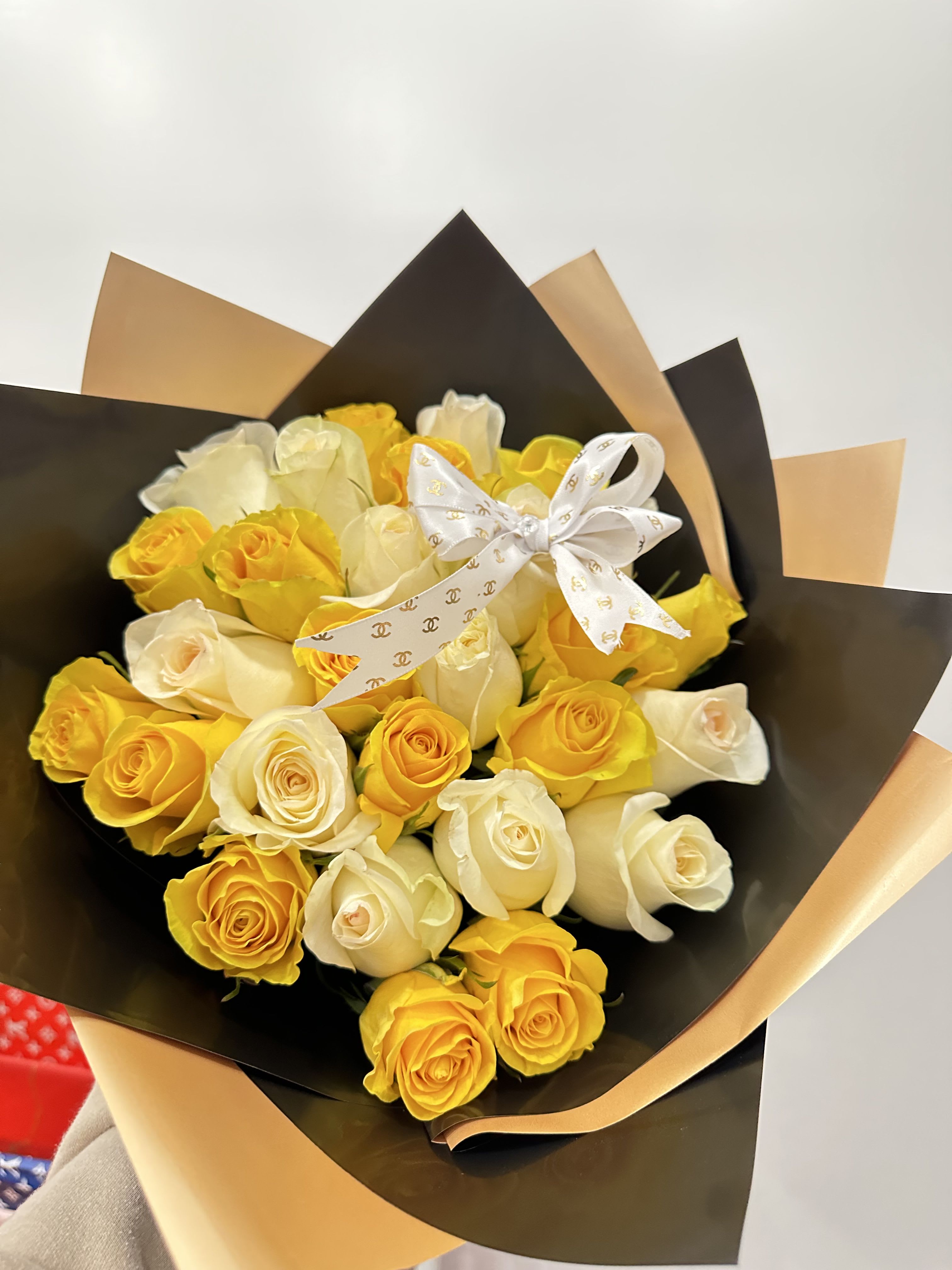 Amor amarillo Amor amarillo - 24 rosas mixtas en colores blancos y amarillos con un listón de seda y papel coreano color Negro y oro