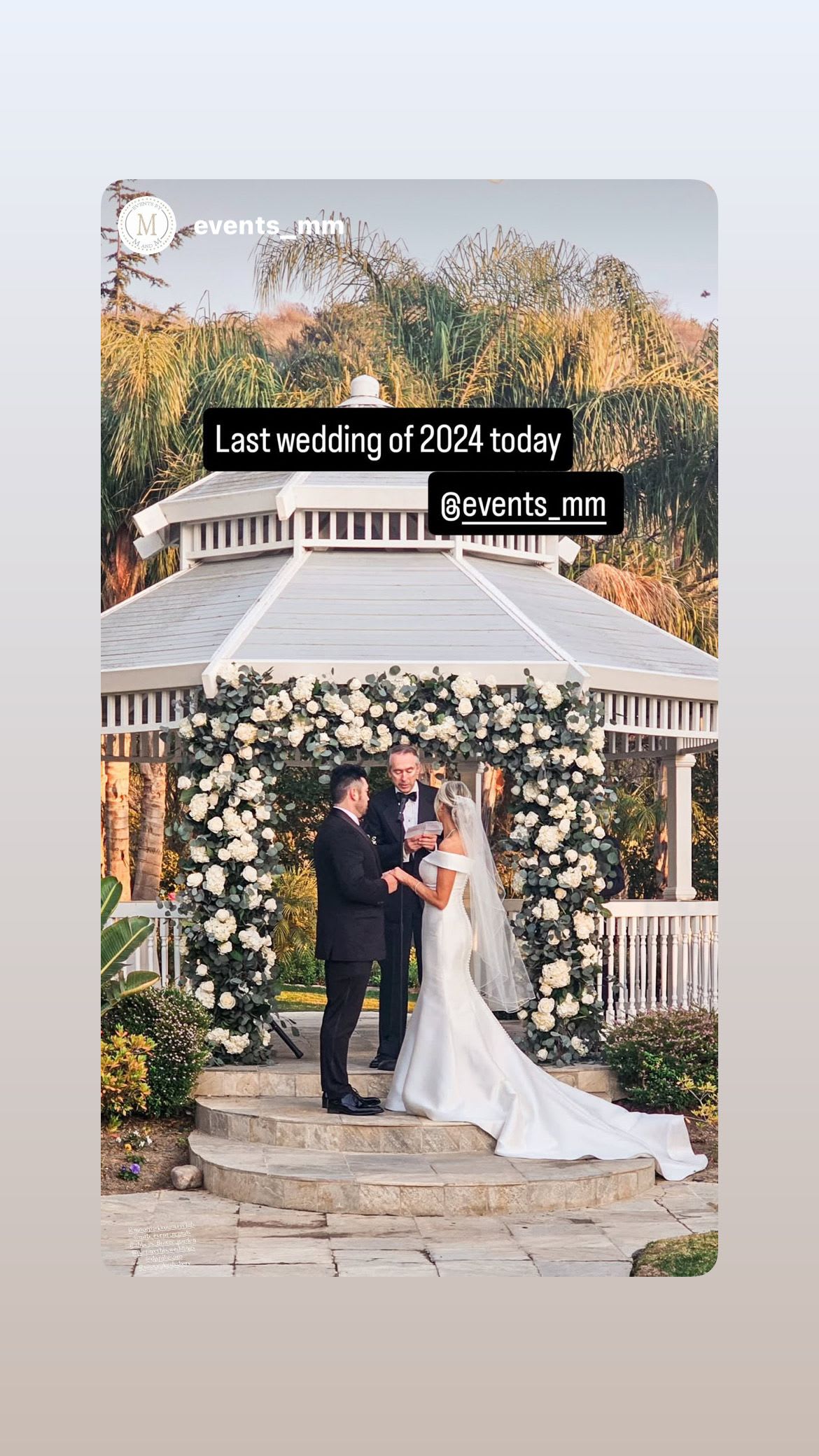 Gazebo - Gazebo decor with eucalyptus, roses and hydrangeas 