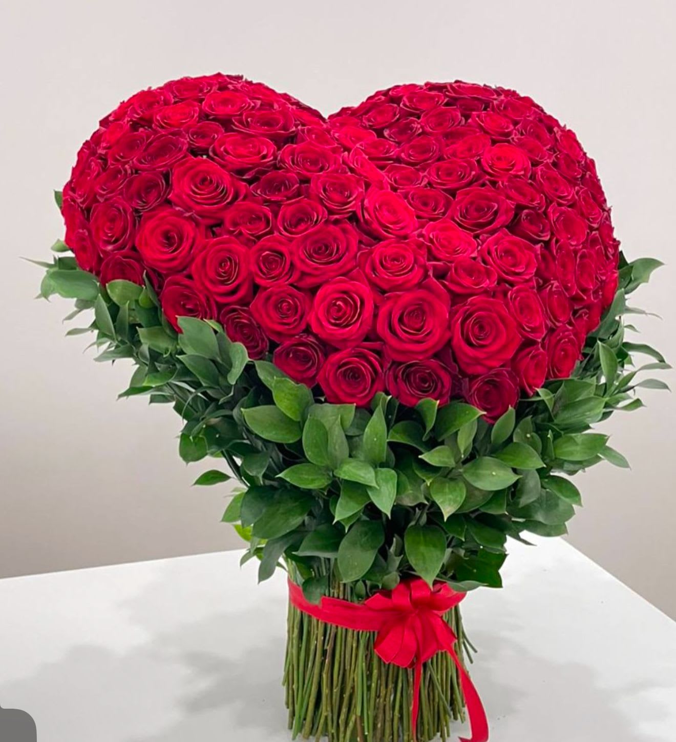 Corazón apasionado  - Este regalo es perfecto para que dejes derretido de amor a tu persona favorita , no hay fecha para que envíes este ramo enorme de rosas frescas hazlo hoy mismo y sorprendas a esa personita.