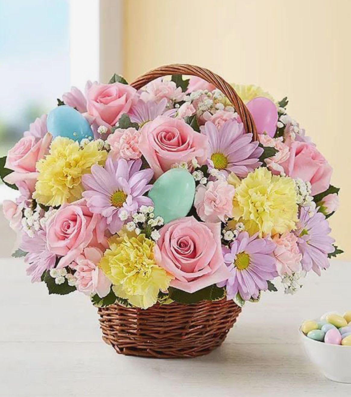 Easter basket  - Surprise your favorite person with our Easter collection where eggs will be the stars, highlighting the beauty of our flowers.