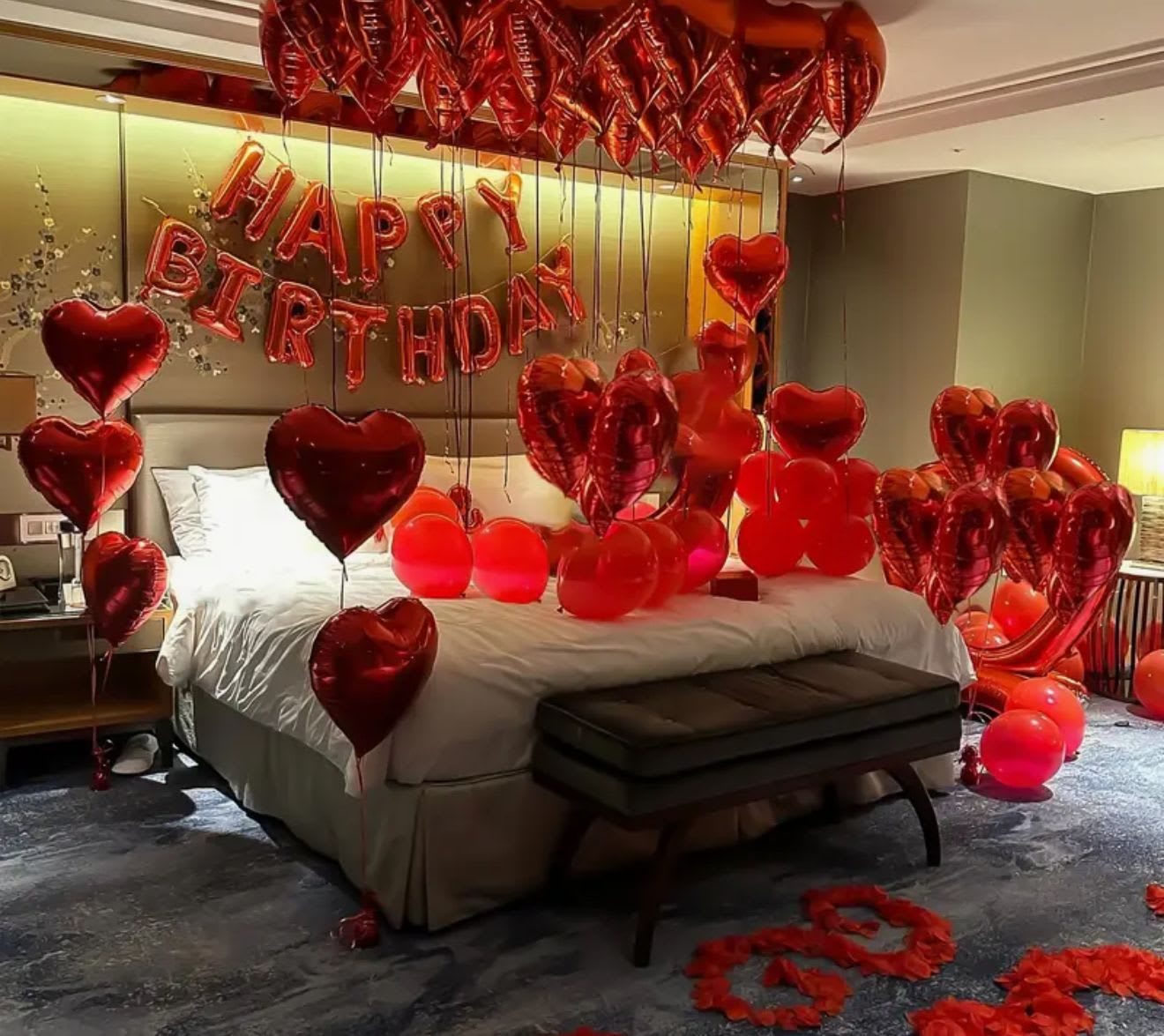luxury rooms - We will decorate a beautiful room always thinking about surprising that person on their special date, we will be part of your surprise and we will be your perfect accomplices, we will use colors that stand out and make this beautiful decoration eye-catching. Each category will be made exactly as shown in the image. Decorations include helium balloons placed on the ceiling of the room, as well as helium balloons at mid-height, a banner, petals, candles, and, occasionally, flowers. Once the purchase is complete, we will contact you by email to coordinate the time, location, and access to the room.