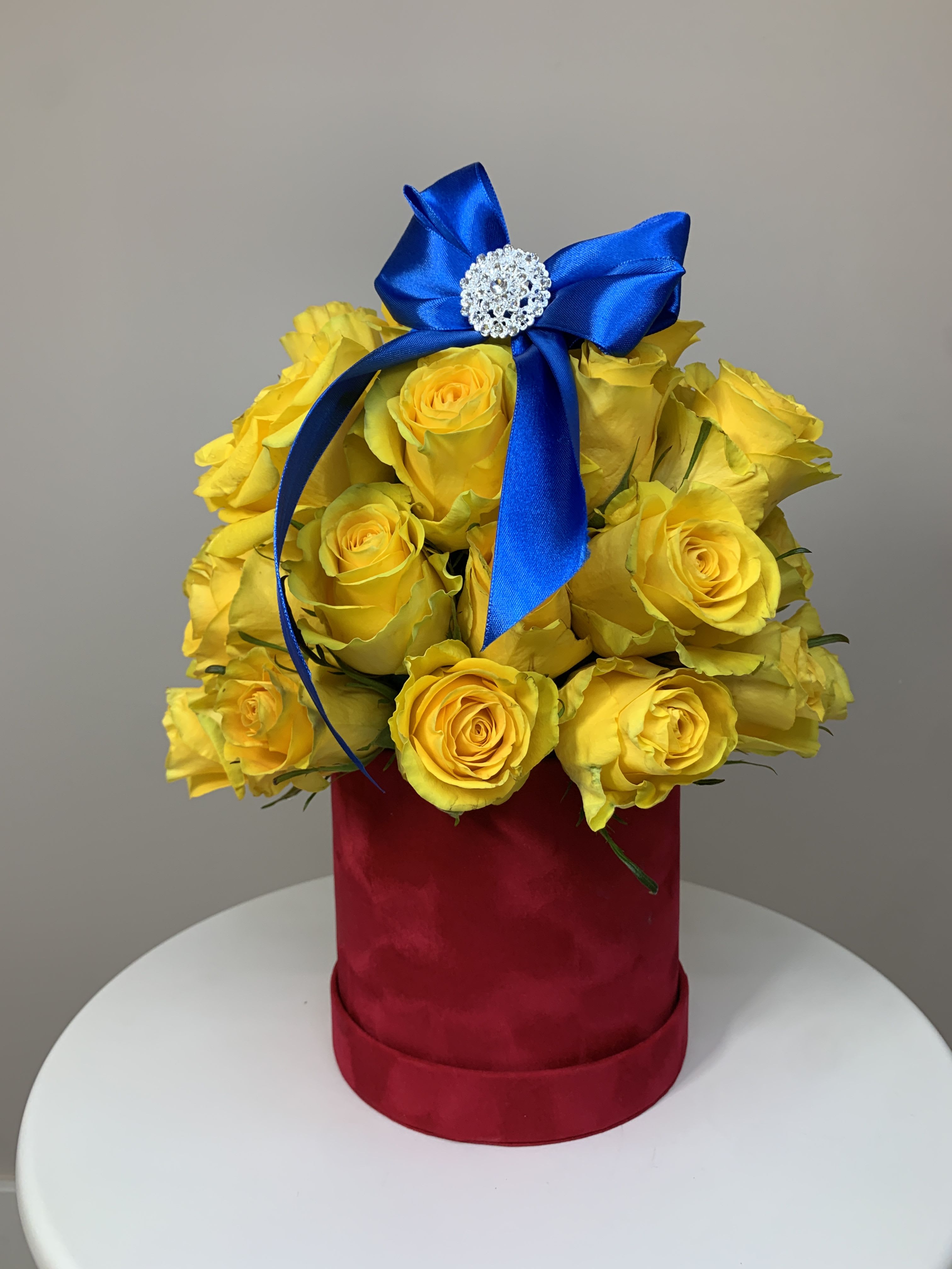 Snow White Snow White - Yellow roses in a red box with a blue bow