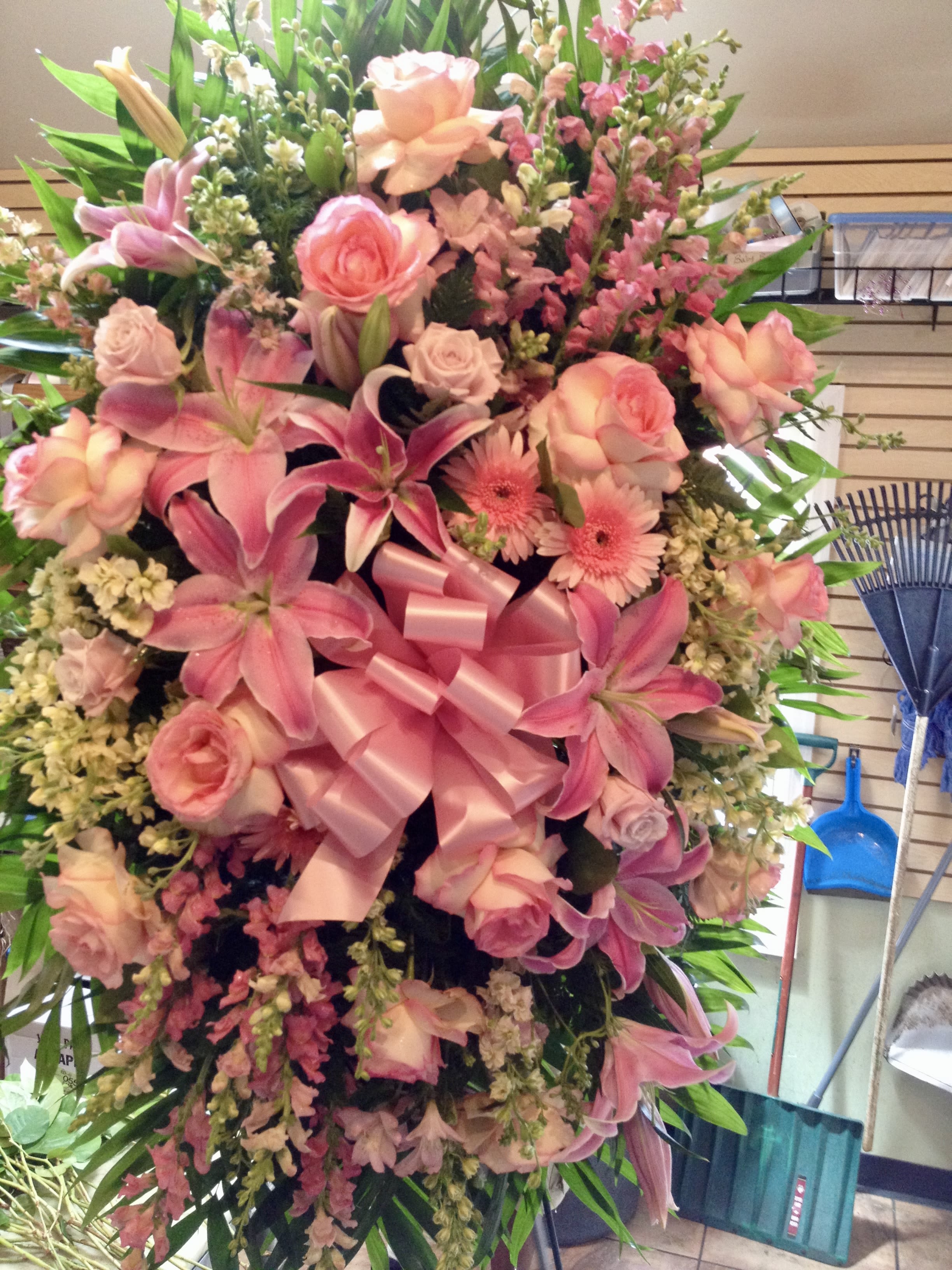 Standing spray Standing spray - Spray with pink and white flowers