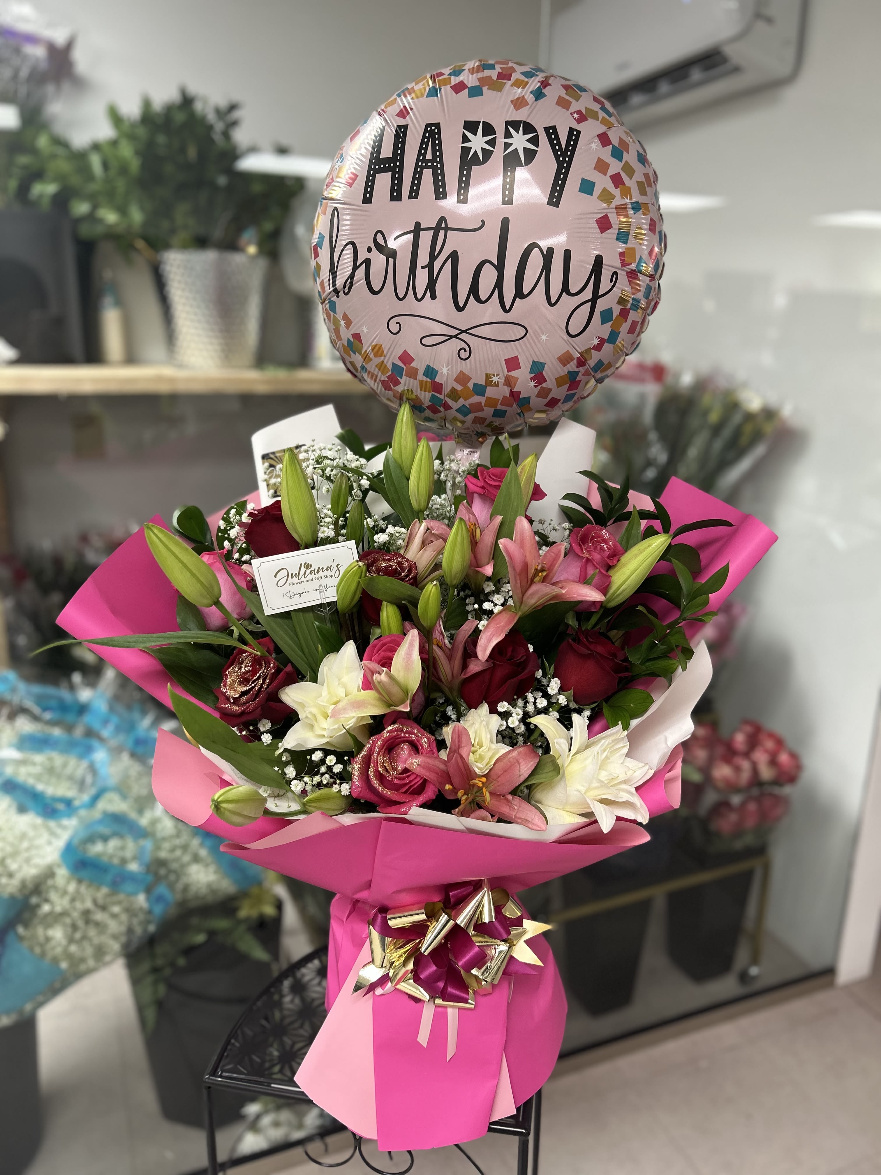 Arrangements with base  - Floral arrangement with base, and birthday balloon. Arreglo floral con base, y globo de cumpleaños 