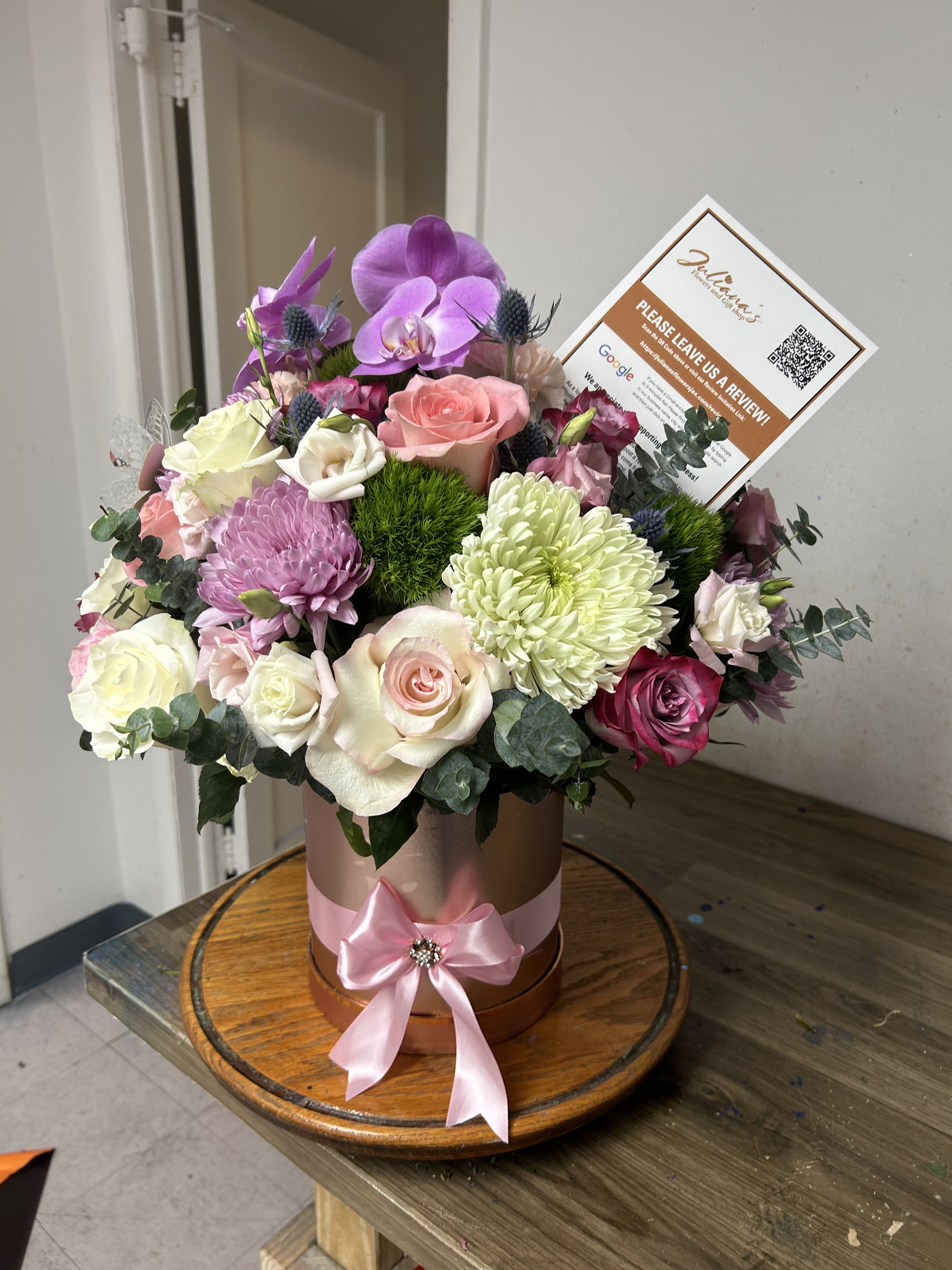 Medium Around box with assorted flowers  - Medium around box whith assorted flowers (roses, orchids, green balls, chrysanthemums, eucalyptus) 