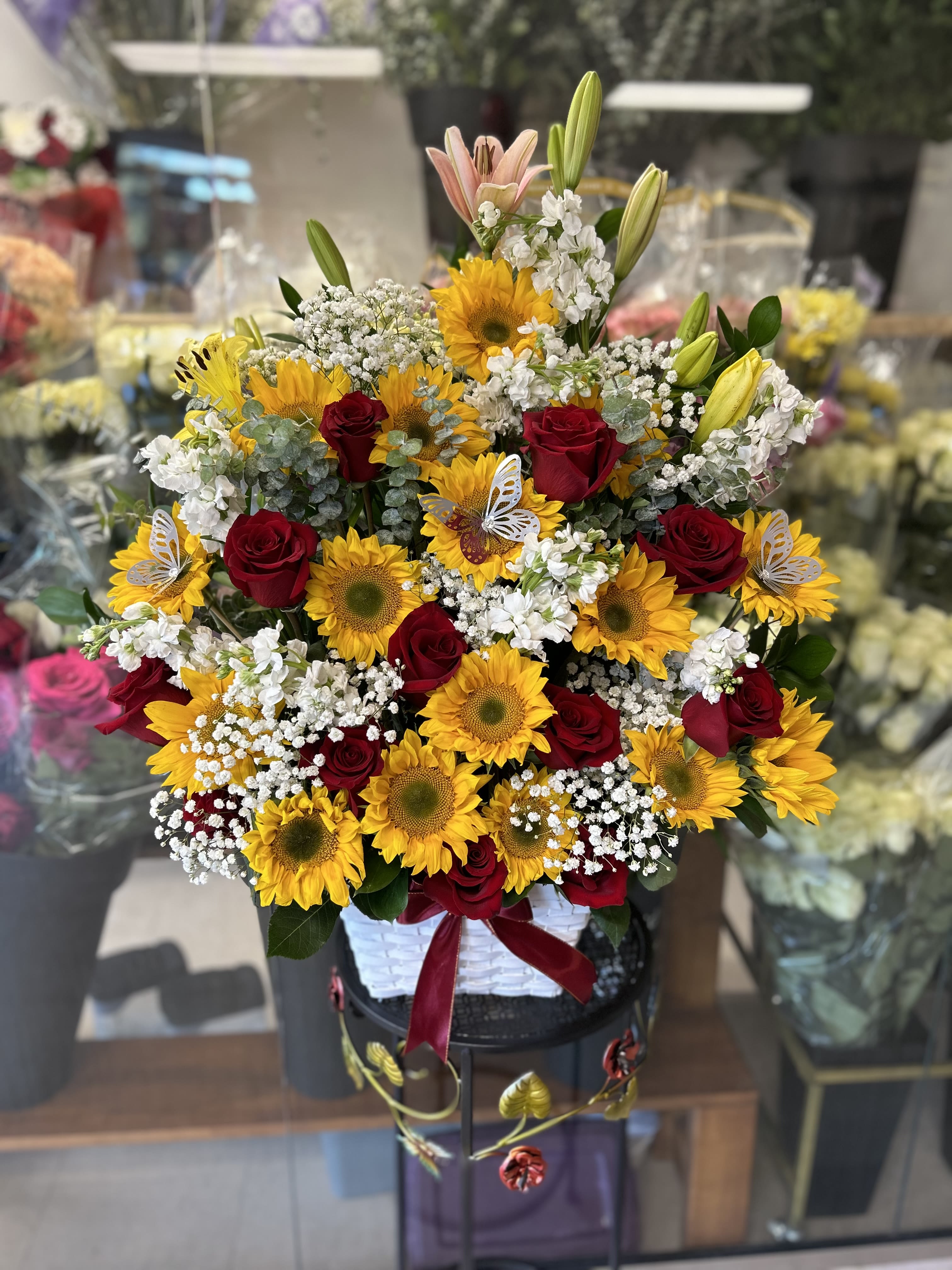 Medium arrangement whit sed roses, and sunflowers - Medium arrangement whit red rosas, sunflowers and eucalyptus.  Arreglo mediano en base cuadrada, con rosas y girasoles! 