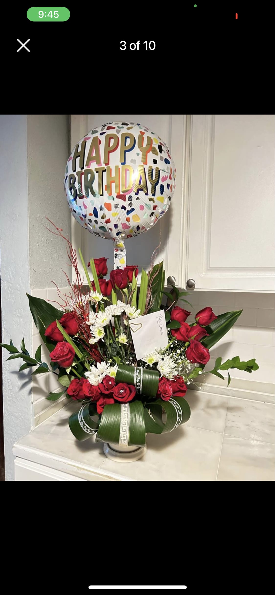 Arrangement whit 24 red roses, green leaf’s and happy birthday ballon’s  - Arrangement whit 24 red roses, white daisies, green leaf’s and 1 happy birthday ballon’s. Arreglo floral con 18 rosas rojas, daisy en color blanco, hojas verdes globo de feliz cumpleaños. 