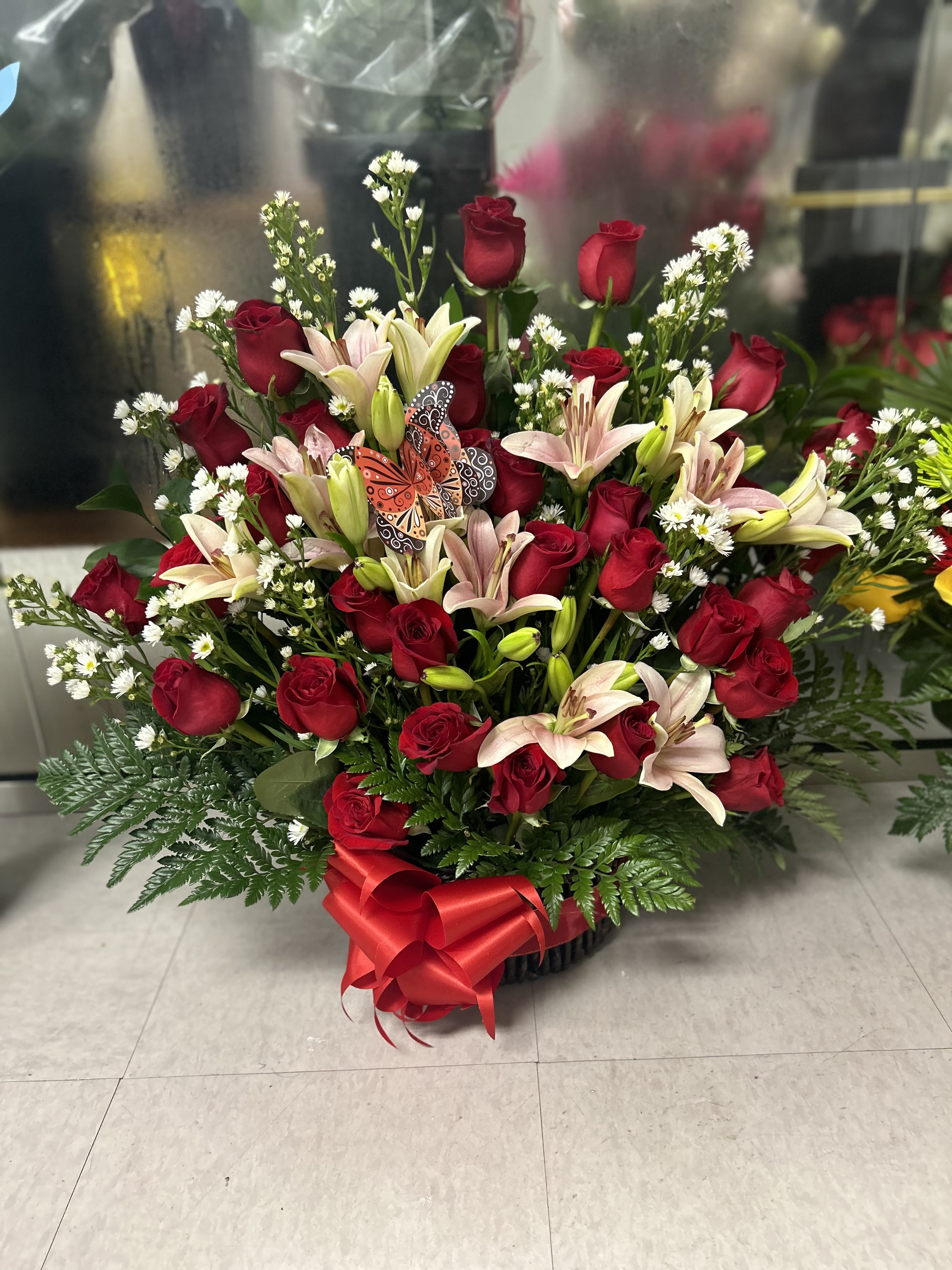 arrangement with 30 red roses, and pink oriental lilies  - arrangement with 30 red roses, and pink oriental lilies, green leaves. Arreglo floral grande de rosas y lilies 