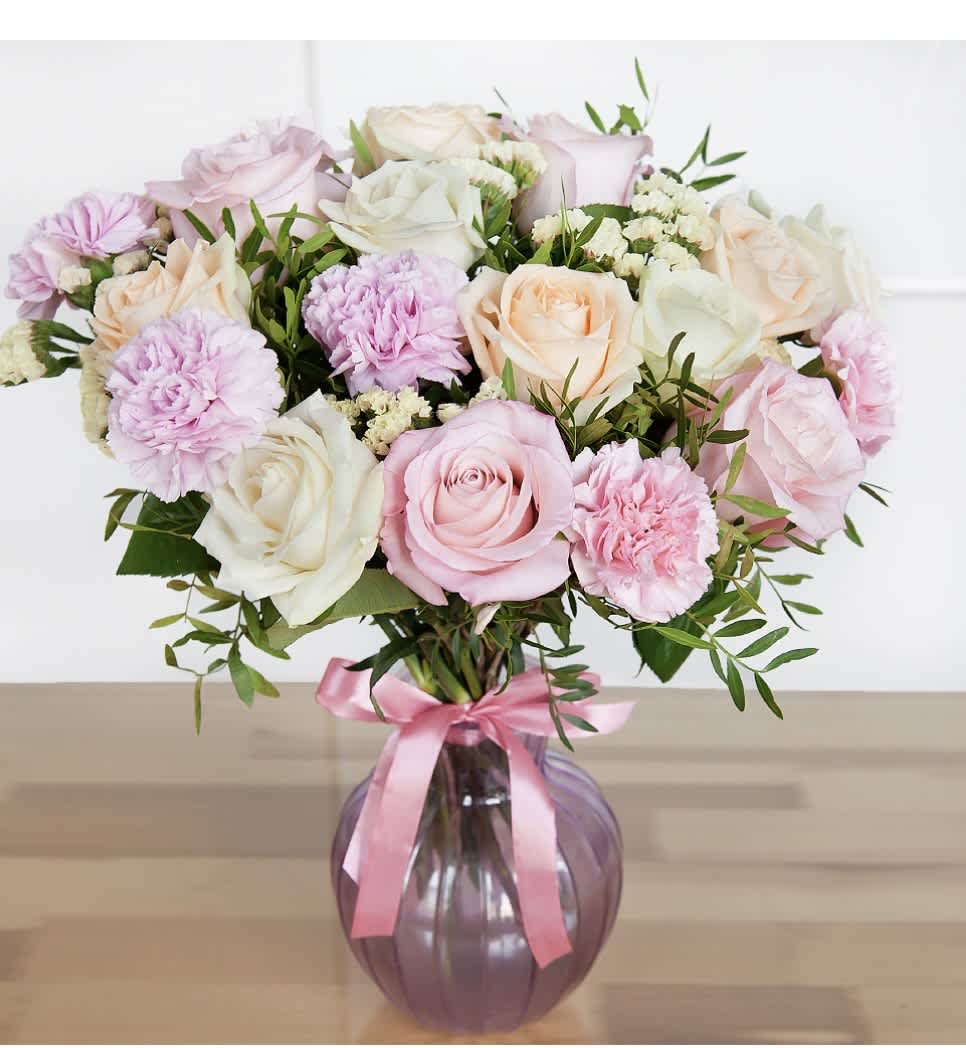 Flowers &quot;Home Sweet Home&quot; - Our vase arrangement of roses and carnations is an elegant and exquisite combination of beauty and fragrance. The delicate roses and aromatic carnations create a unique ensemble, filling the room with freshness and coziness. This bouquet will be a beautiful addition to your home or a lovely gift for your loved one, bringing joy and warmth.