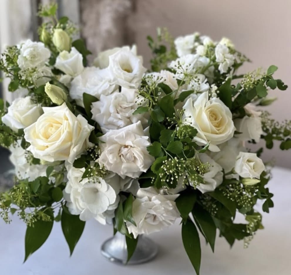 Enchanted Bliss Centerpiece - Our wedding bouquet is a masterpiece of elegance and romance, featuring a carefully curated selection of premium flowers. Designed to complement your wedding theme, it combines beauty and sophistication, making it a perfect centerpiece for your special day.  