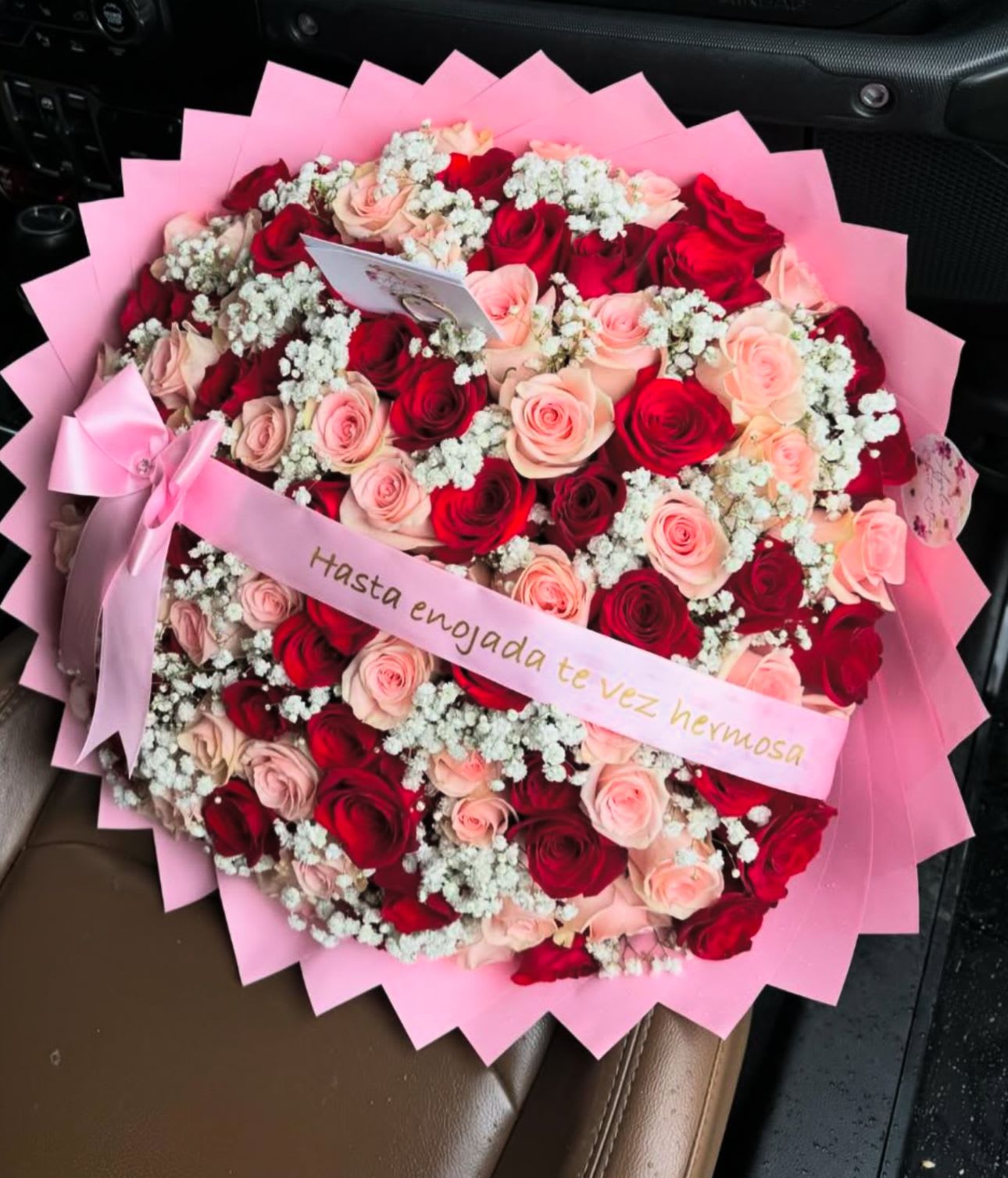 Buchó  mix bouquet - Perfect combination of colors in an elegant bouquet with fresh roses of the highest quality