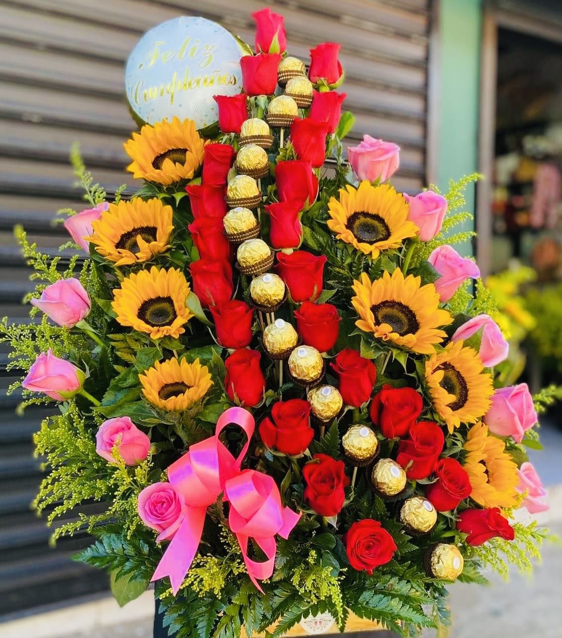 Basket Flowers  - A basket with rosas and sunflowers 