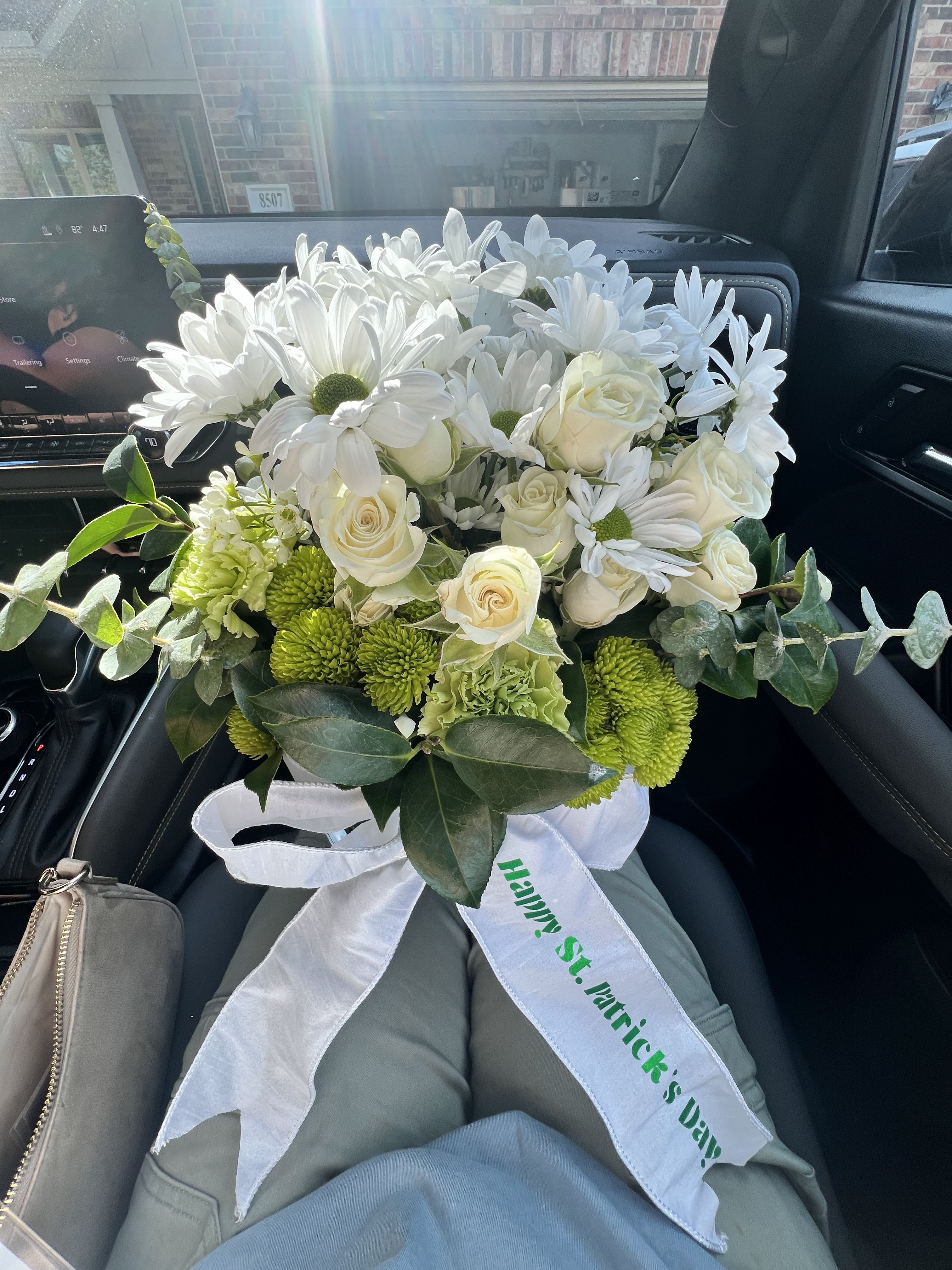 The luck of a flower The luck of a flower - A green and white floral arrangement is a versatile and beautiful choice for many settings, this classic color palette is sure to impress.