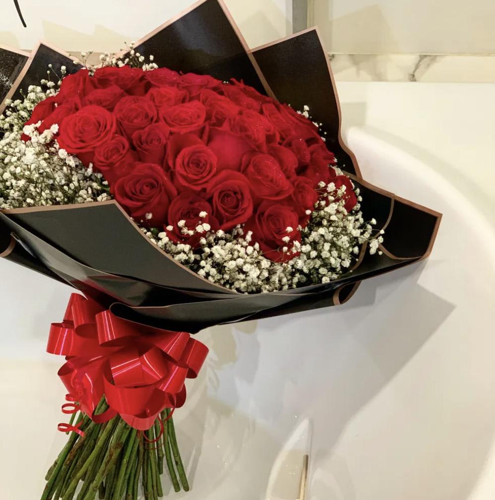 Presentation Hand-wrapped floral bouquet Presentation Hand-wrapped floral bouquet - Roses ANY COLOR hand-held bouquet wrapped in elegant wrapping paper. Perfect for graduations or any special event. VARIETY OF COLORS AND SIZES AVAILABLE!