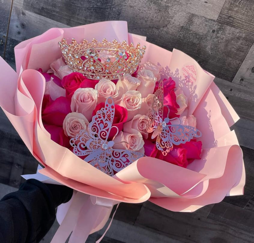 Bouquet Deluxe Bouquet Deluxe - 30 Roses. Lovely Hand-tied Medium Bouquet This chic bouquet of feminine colors is full of texture and makes a fabulous gift. (Crown is included) Our bouquets do not have a specific color. We will keep the colors between pink, light pink and purple. We will make a beautiful combination!