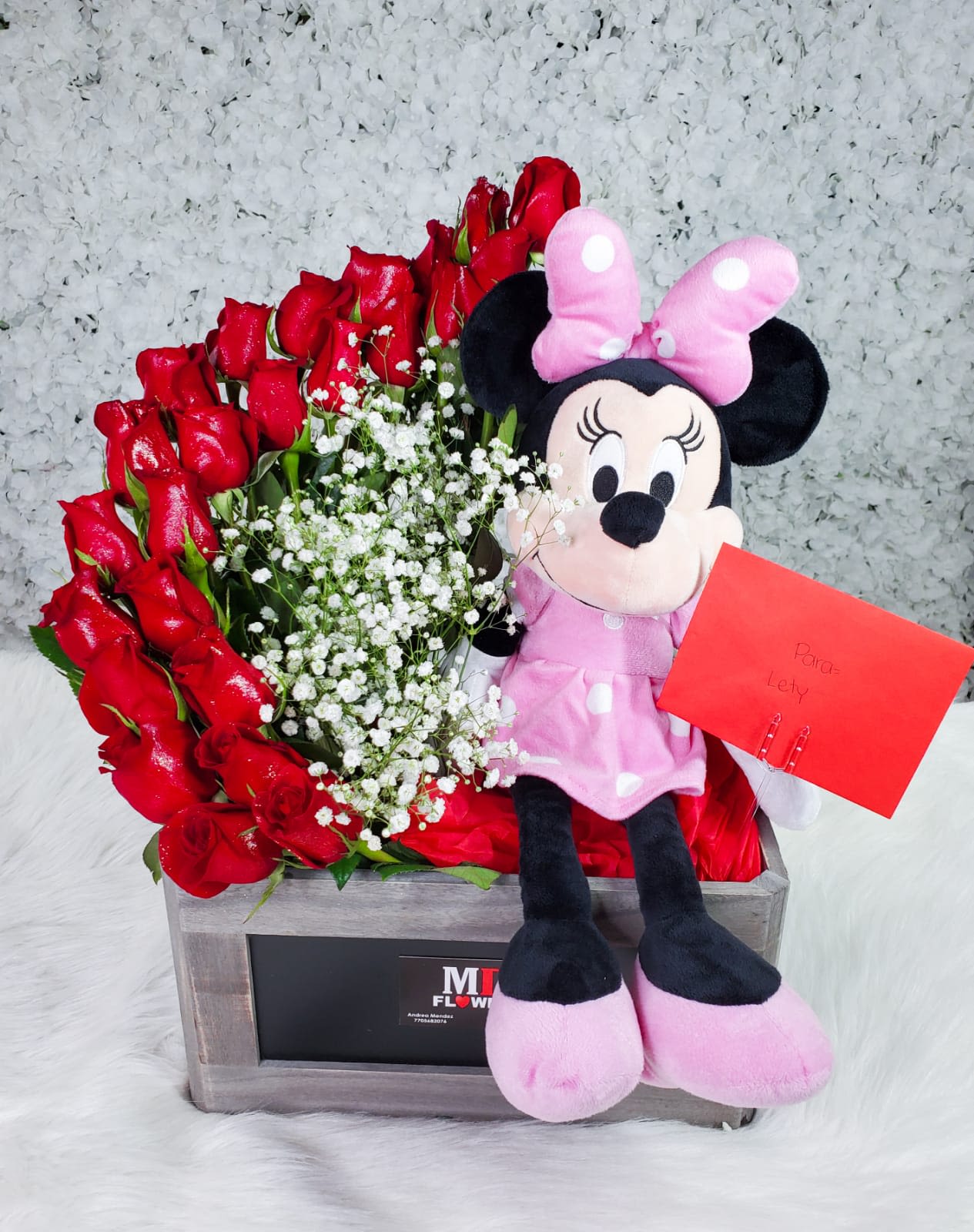 24 CLASIC MINNIE 24 CLASIC MINNIE - 24 red roses with baby breath and Minnie Mouse