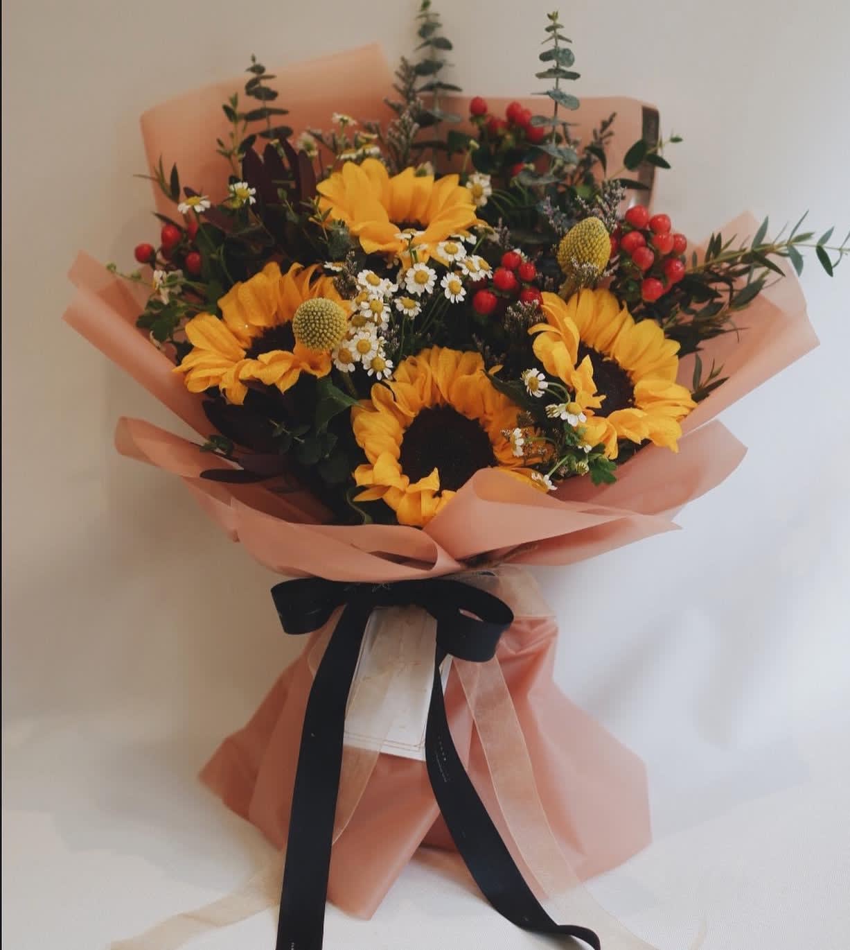 Beautiful and luxury sunflower bouquet - Standard- Your order will be arranged approximately as shown on our website