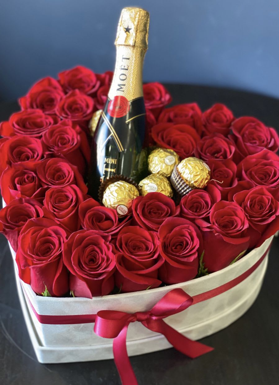 Moet mini with Heart Moet mini with Heart - Red roses , chocolates and Moet yes please! Luxurious for a big surprise