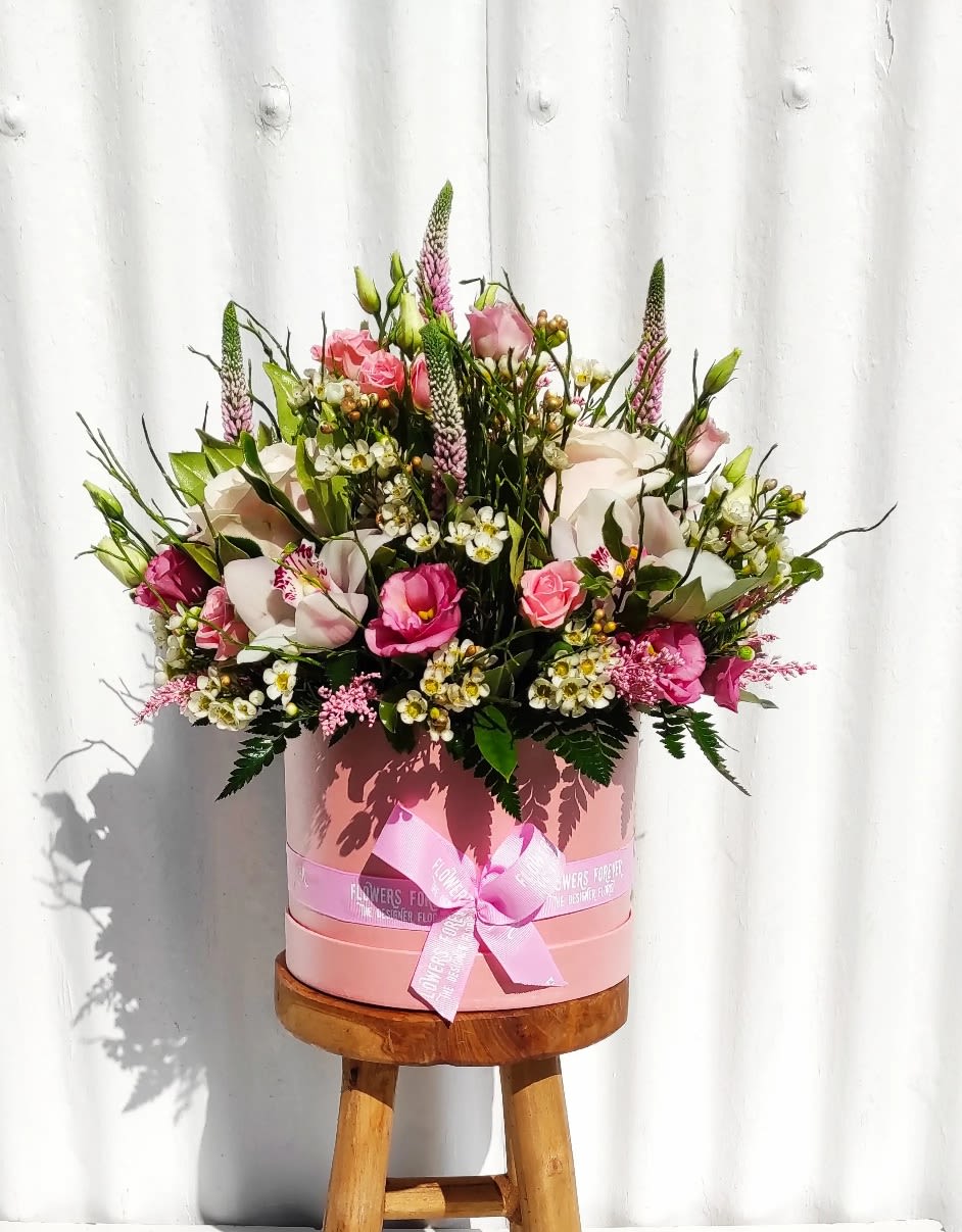 Queen Mom - Because every mom deserves to feel like royalty.  Introducing Queen Mom  — a radiant and stylish floral hatbox designed to celebrate her with grace, admiration, and a touch of glamour.  This arrangement features a joyful mix of soft roses, lisianthus, wax flowers, veronica spikes, and fresh greenery — all nestled in a blush pink hatbox adorned with a satin bow. The design feels both romantic and contemporary, making it the perfect statement of honor and affection.  With its regal yet playful elegance, Queen Mom is the ultimate floral tribute for the woman who’s always been your queen.    Dimensions: Height: 45 cm (18 inches) Width: 35 cm (14 inches)    Available for pre-order and same-day delivery in Miami area.  #QueenMom #LuxuryFlorals #MothersDayGift #HatboxFlowers #MiamiFlorist #FloralsForHer #RegalBlooms   