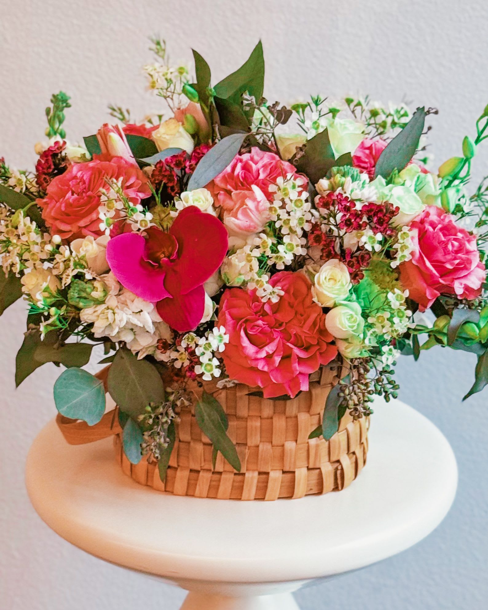 Happy Hampy - Imagine walking through the warm streets of LA, the golden hour casting its glow, and in your hands—a bouquet that’s as passionate as the city itself. Deep pink roses, fiery orchids, creamy spray roses, and wild waxflowers blend together in a rustic basket, radiating pure desire. This isn’t just a floral arrangement—it’s a love letter, a grand gesture, a moment of ‘just because.’ Whether it’s a spontaneous gift or a planned surprise, this bouquet delivers the message loud and clear: Love is bold, love is now.