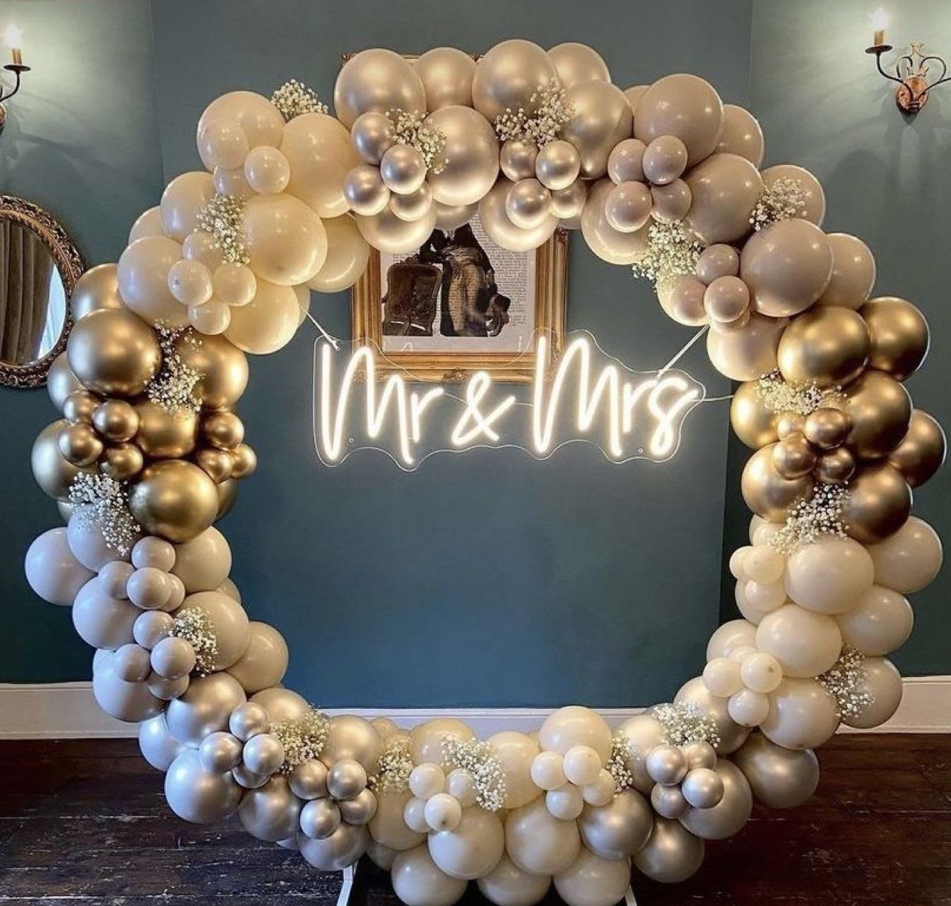 BALLOON HOOP - Wedding - - This balloon decoration is perfect, simple yet elegant, ideal for a simple gathering in small spaces, whether indoors or outdoors. It includes two white cylinders to hold the cake, appetizers, or whatever suits your event.