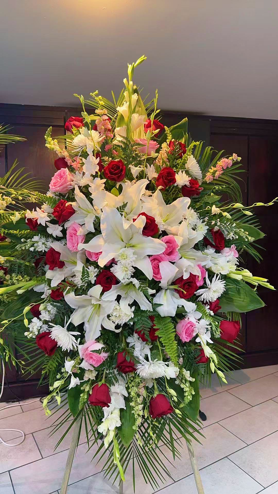 Red Pink Rose Sympathy Flower Stand Red Pink Rose Sympathy Flower Stand - This item is coming with stand If you need banner let me know Is for free Any questions call me 707-914-8106