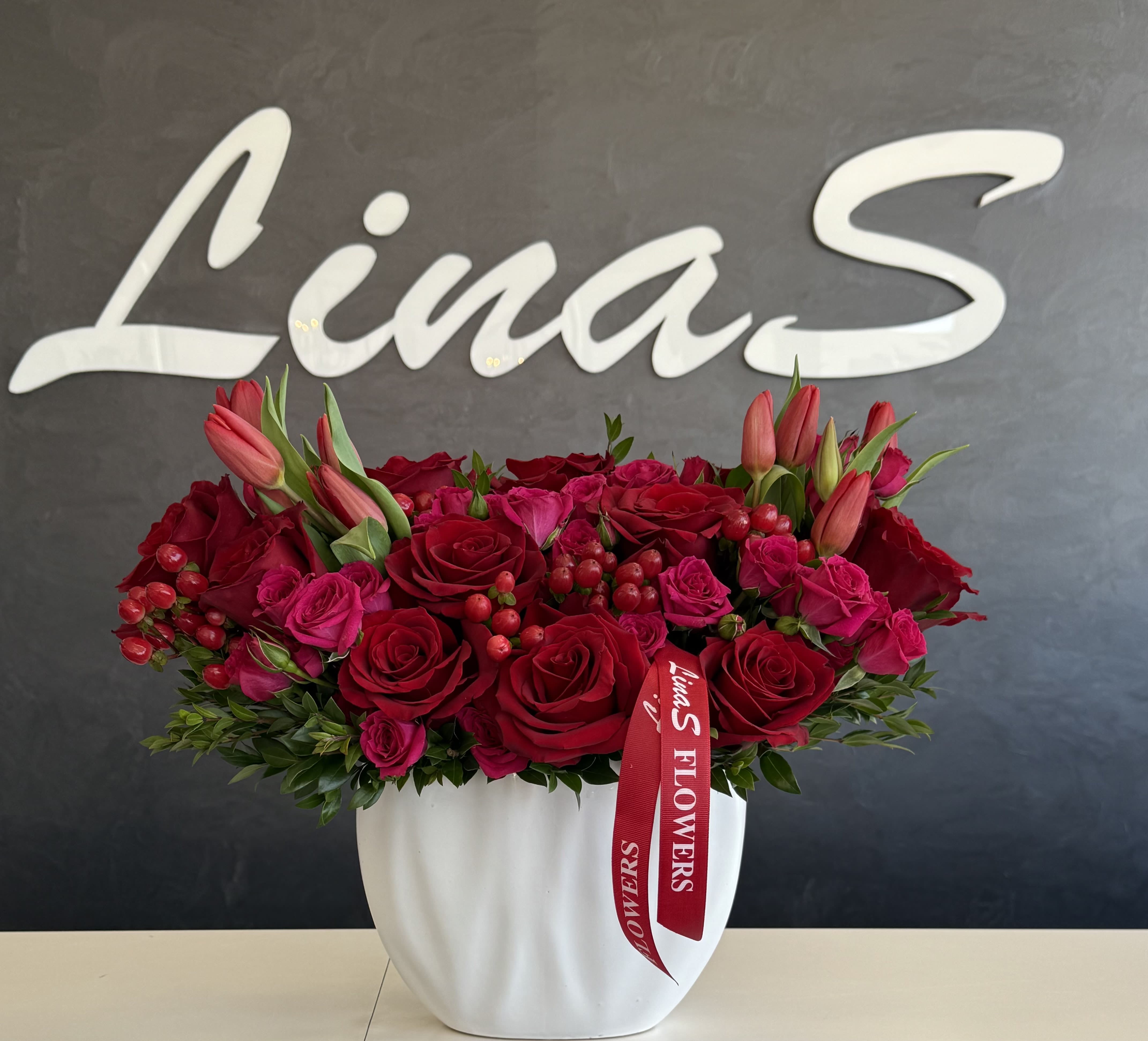 Lama2 Lama2 - Pink and red roses symbolize love and admiration. Red roses convey deep love and passion, while pink roses represent grace, gratitude, and affection. Both are classic choices for romantic and heartfelt gestures.