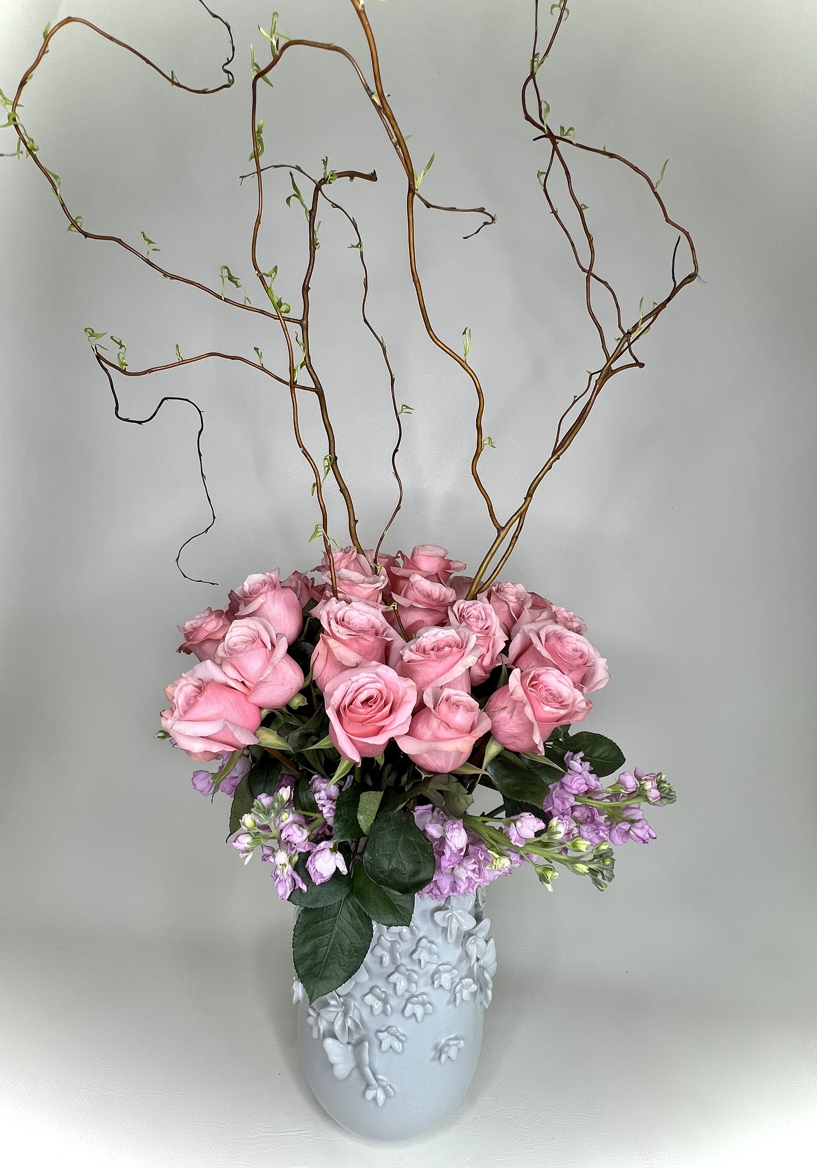 Bella Rose Bella Rose - Title of the world-famous song by French singer Édith Piaf, “La vie en rose” means “life through rose-colored glasses.” In the lyrics, the artist describes how beautiful life has become since she met her new love. (Different type of vases)