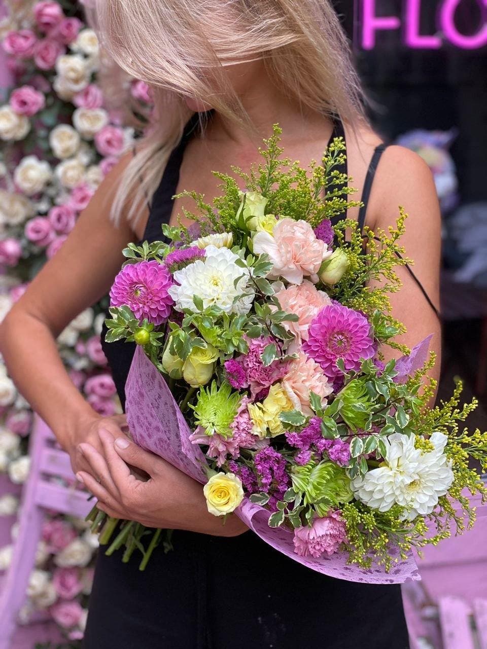 Annet - Andrea is a charming bouquet of chamomiles and peach garden roses, ideal for Mother’s Day or showing love and appreciation.