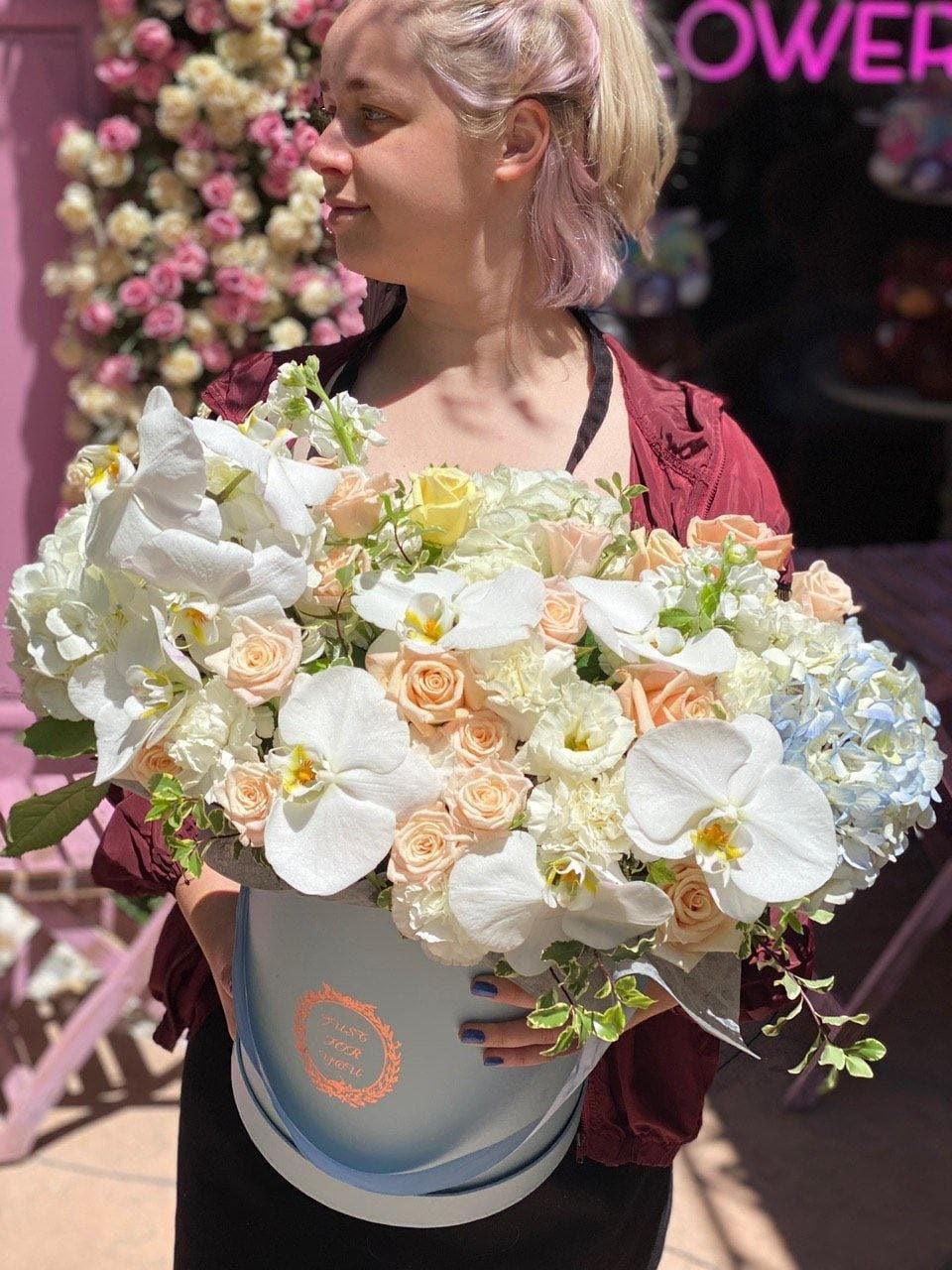 Lorena - Lorena is an extra large box with mix of flowers, roses, hydrangea and orchids. Flowers may vary depending on availability. 