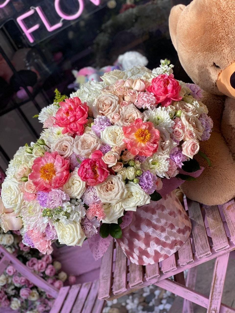 Antonia - Antonia is a premium bouquet with peonies, quicksand roses, and rose flowers. Ideal as birthday flowers, a romantic gesture, or as an accent flower for special events.