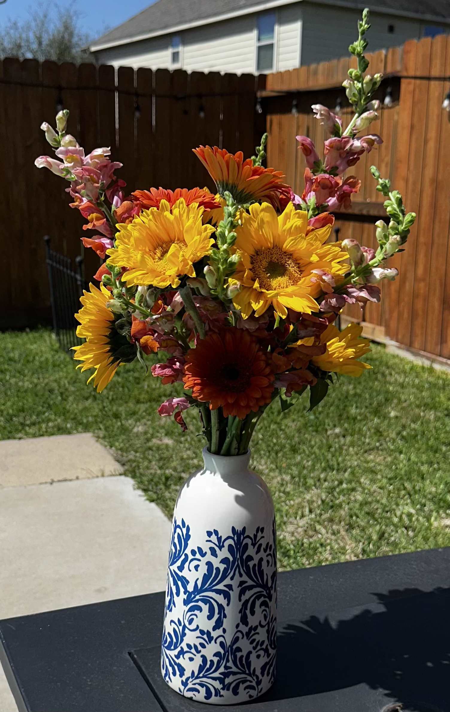sunshine and smiles arrangment sunshine and smiles arrangment - This sunflower bouquet is more than just an arrangement of flowers; it is a gesture of warmth and affection. Whether gifted to celebrate a special occasion, offer encouragement, or simply to brighten someone's day, this bouquet is sure to bring sunshine and smiles to its recipient. Its vibrant presence serves as a constant reminder of the joy and positivity in life.