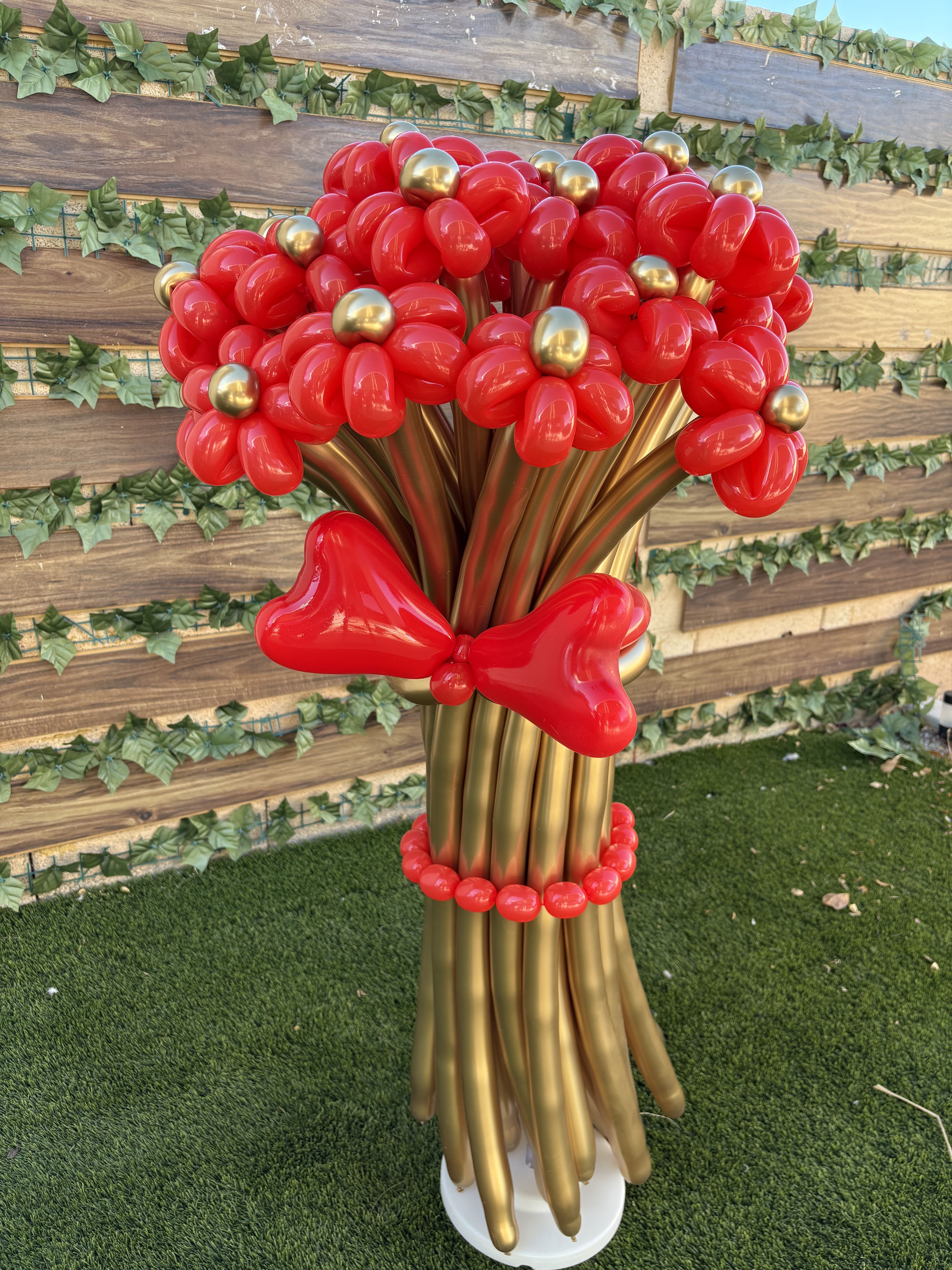 Bouquet deluxe - regalar flores de una manera diferente también es una buena opción, arriésgate a sorprenderla.
