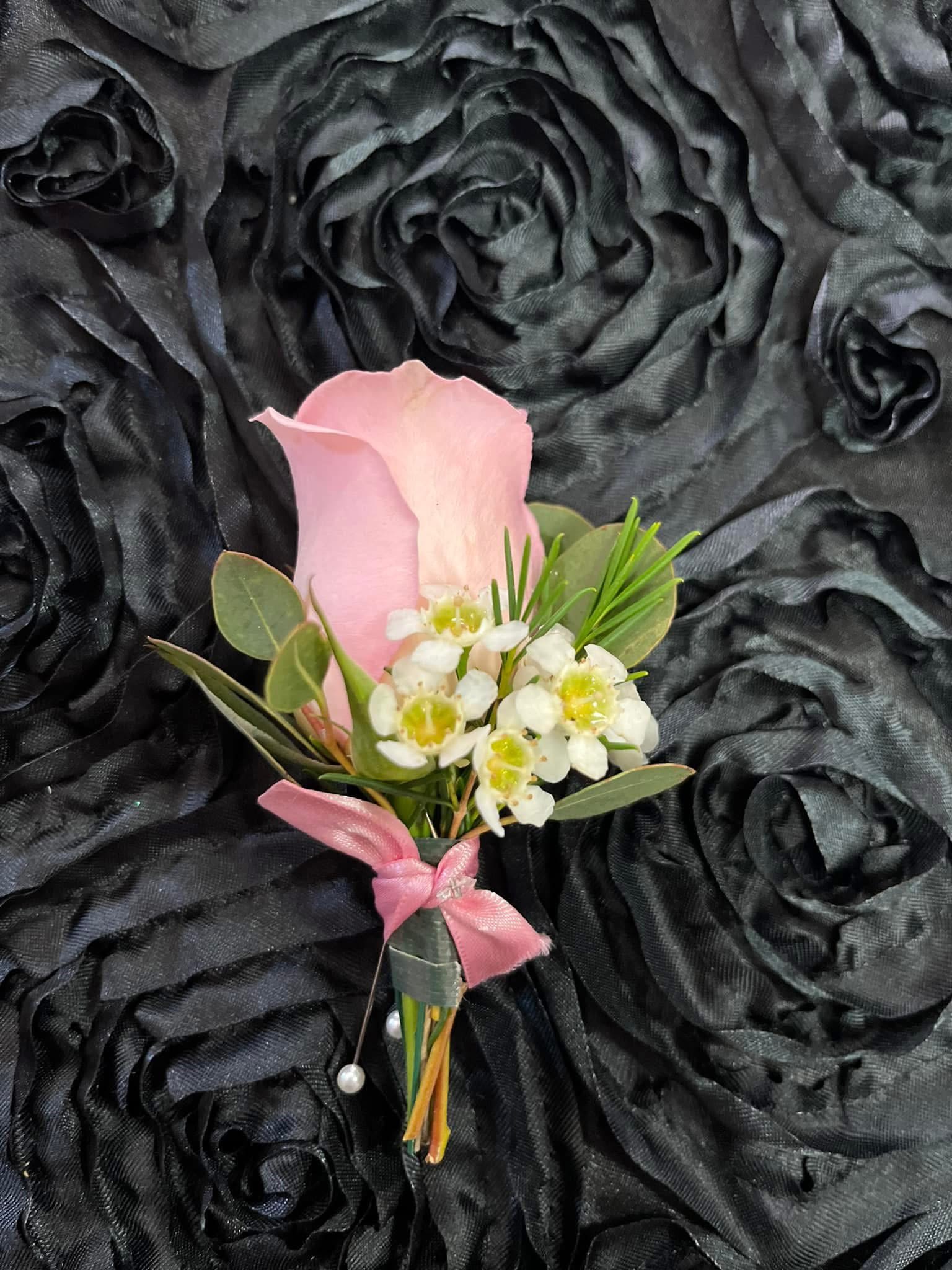 Boutonniere pink Boutonniere pink - Single rose pink perfect for prom or wedding