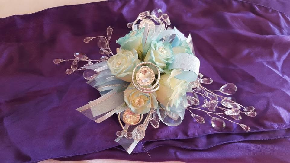 Corsage white and turquoise Corsage white and turquoise - Beutiful corsas