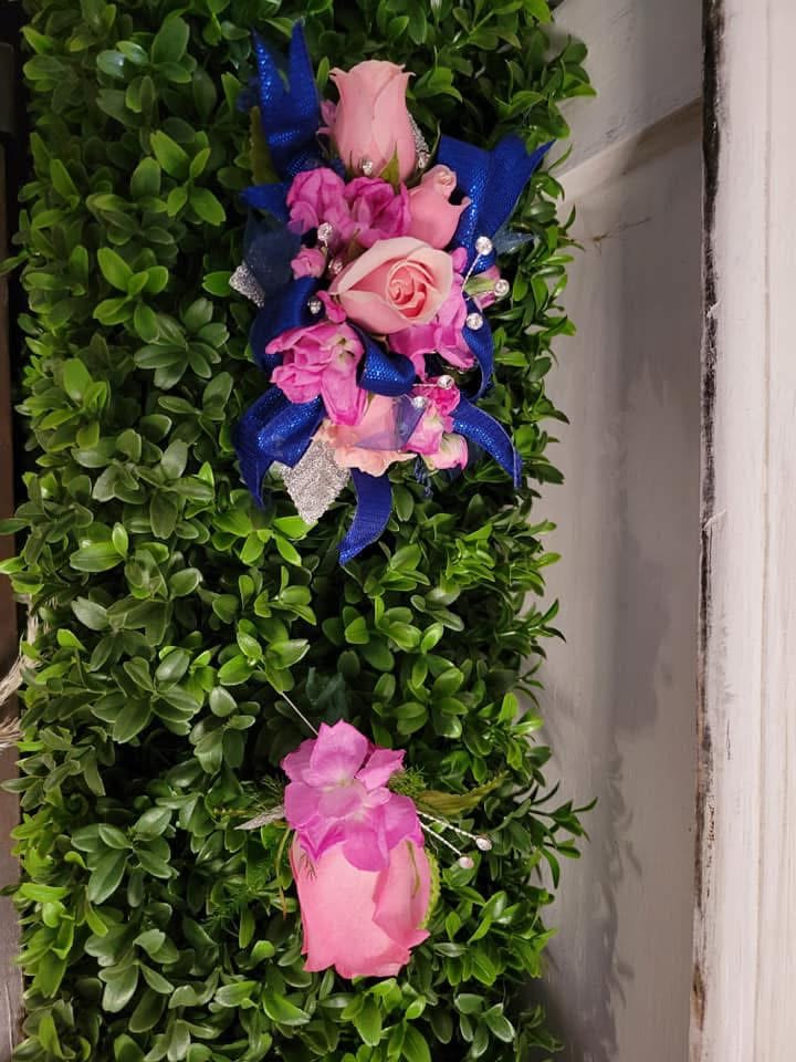 Corsage combo hot pink and navy Corsage combo hot pink and navy - Beutiful combo corsage and boutonniere