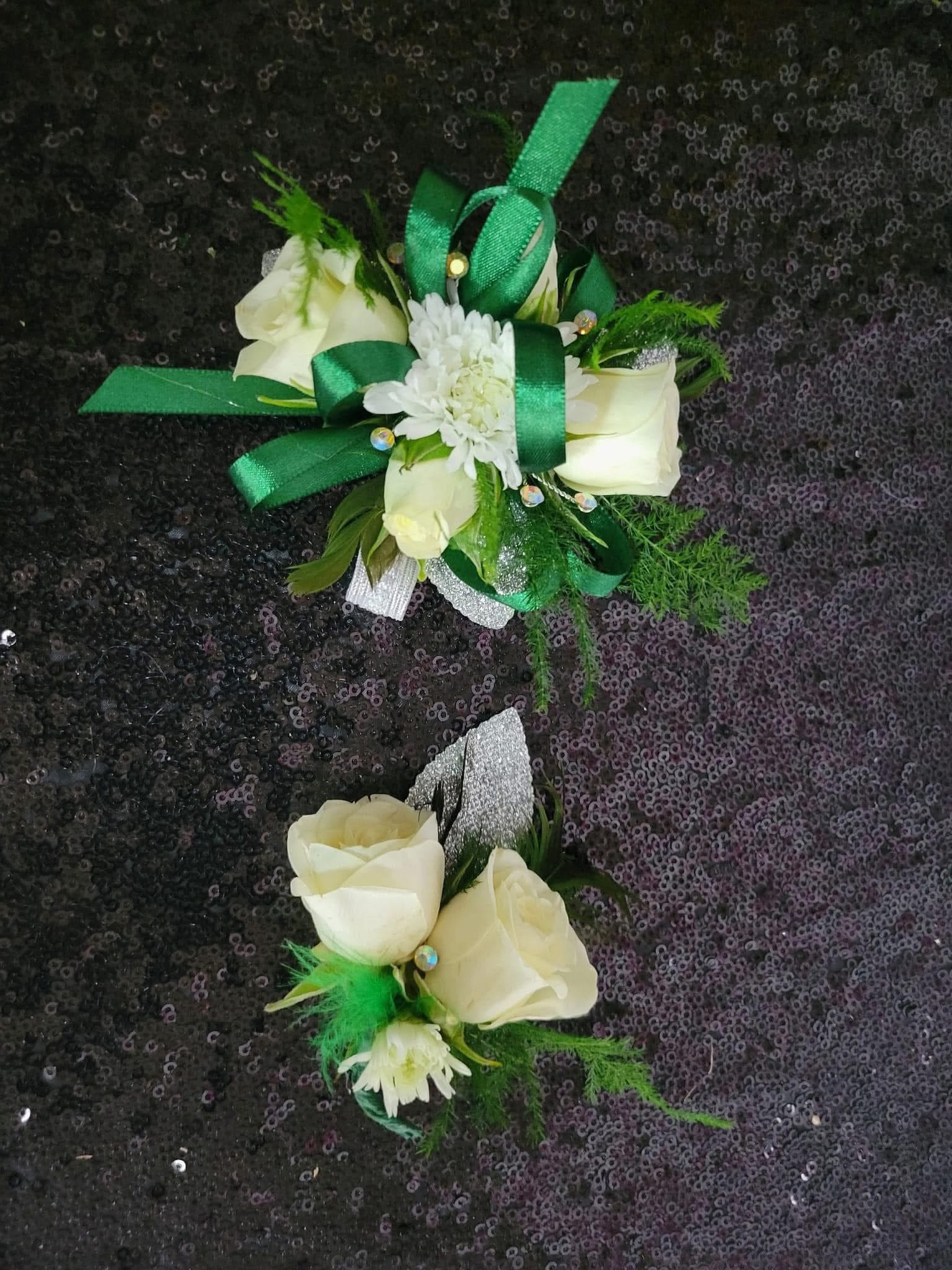 Combo corsage and boutonniere green and white Combo corsage and boutonniere green and white - Combo corsage and boutonniere