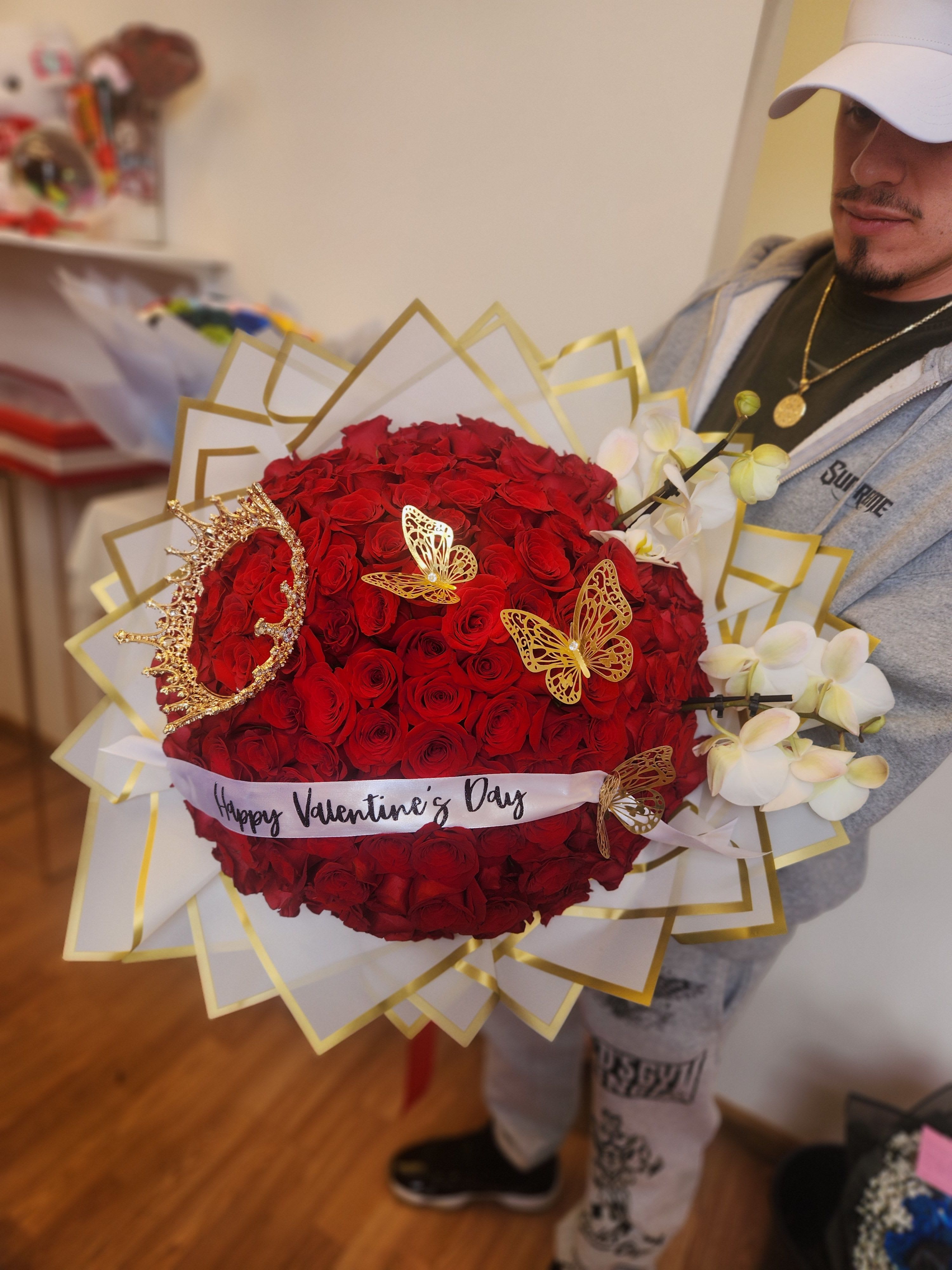 200 roses bouquet - All photographs are work done by us