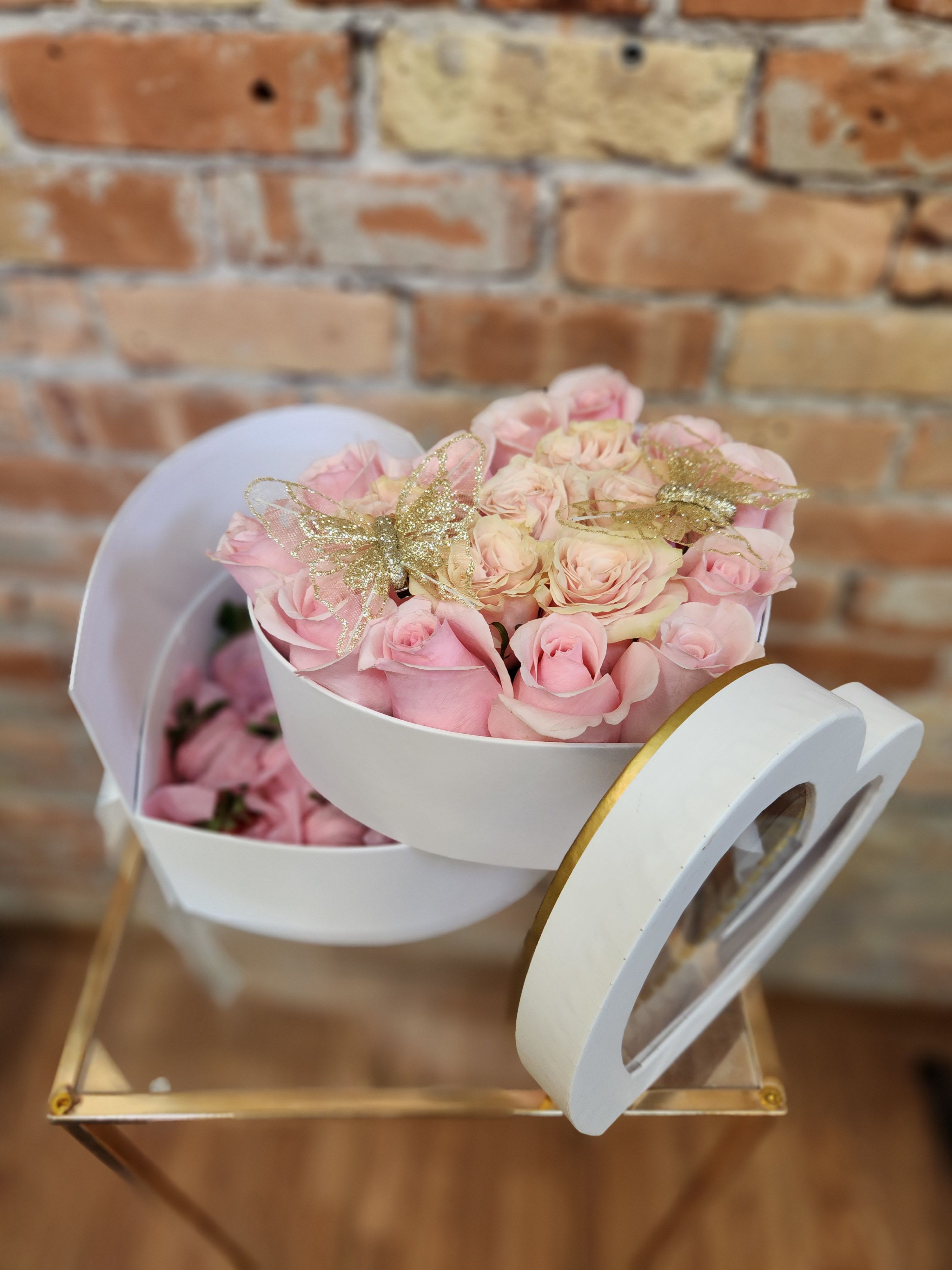 Rosa - All photographs are work done by us en su parte inferior contiene deliciosas fresas cubiertas de chocolate