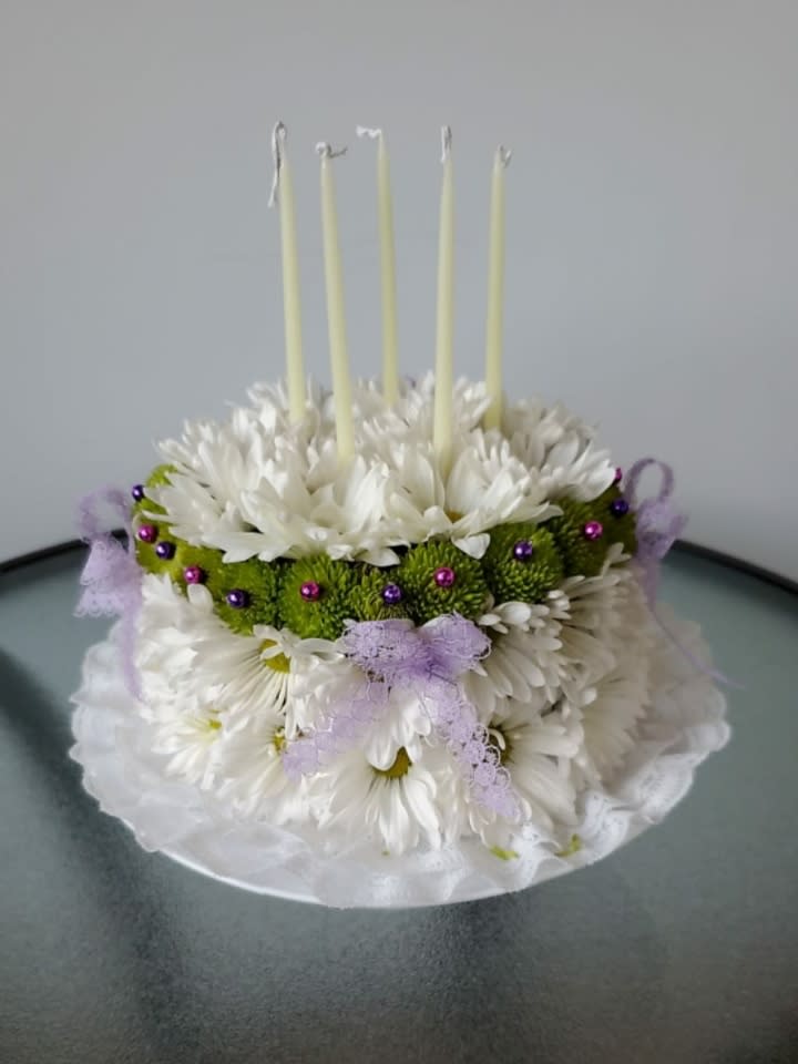 Flower cake - This beautiful flower cake is ideal to give on a birthday and anniversary. It is made with daisies and green pompoms. If you want another color of flowers, put it in the instructions.  Flowers and similar colors