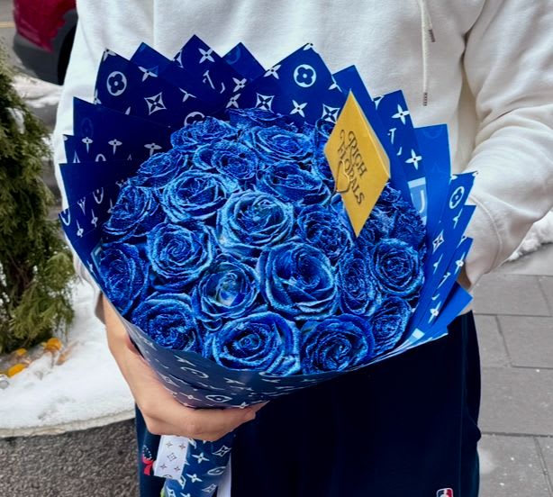 Blue Glitter Roses - Our Blue Glitter Roses start as premium fresh blooms, carefully custom-colored to achieve their rich blue shade. Each rose is then hand-finished with fine blue glitter, creating a luminous, one-of-a-kind arrangement. This intricate process makes every bouquet a true statement piece, designed to stand out.