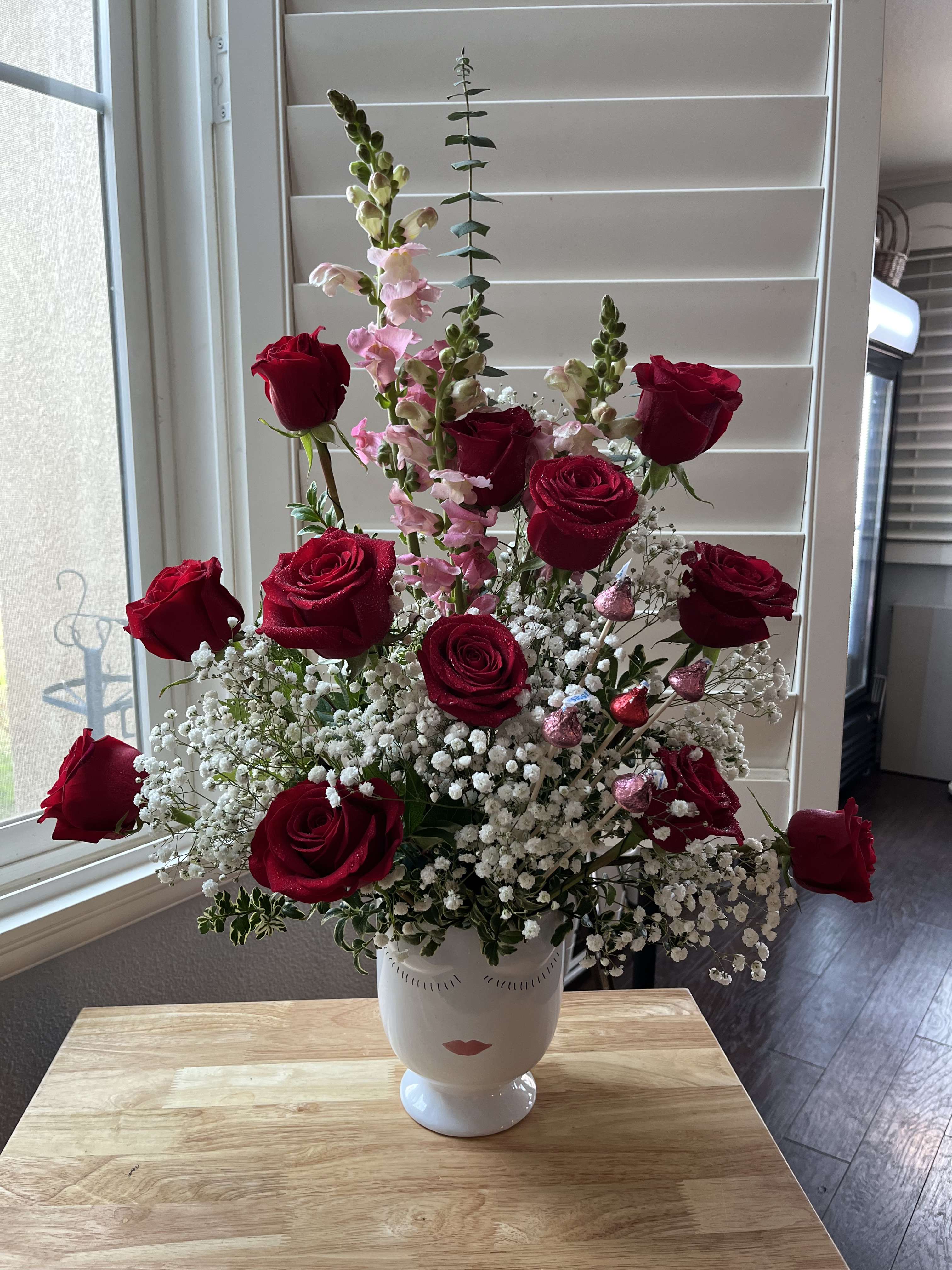Kisses - 1 dozen roses, Hershey kisses, pink snapdragons 